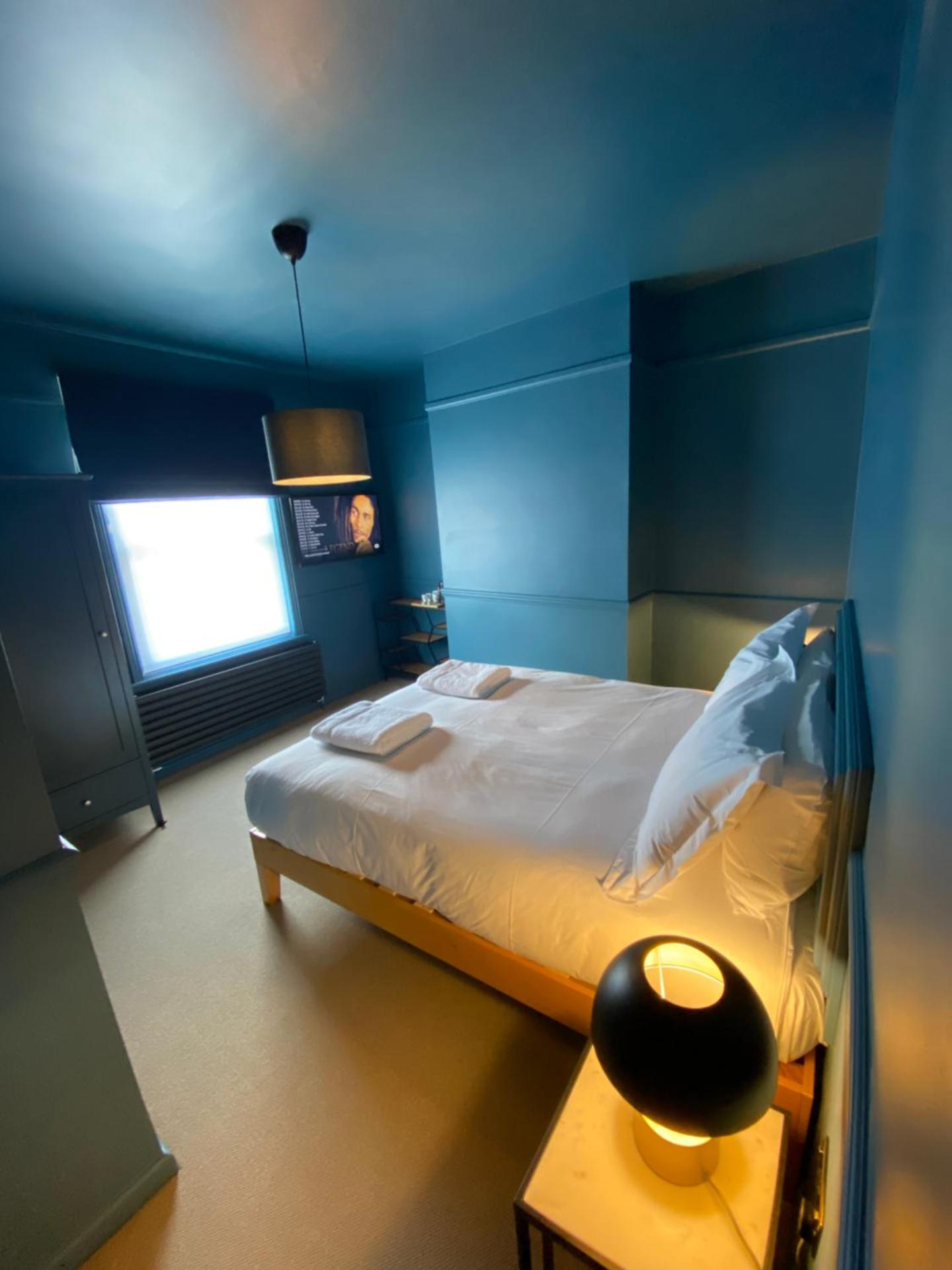 ROOMS AT THE QUAYSIDE - stylish en-suite rooms on Poole Quay all fully refurbed