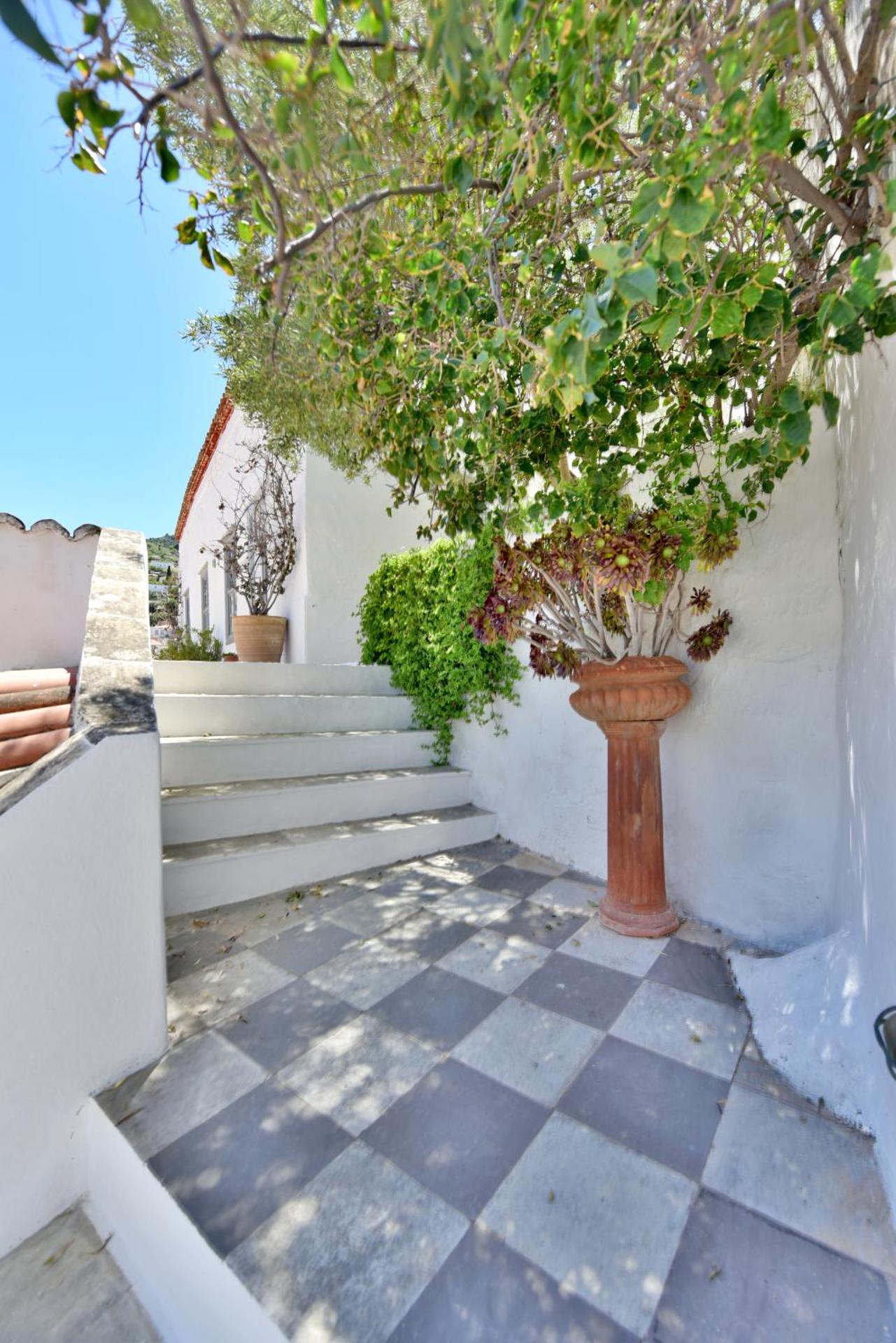 Captain's House - Historical home in Hydra 1800
