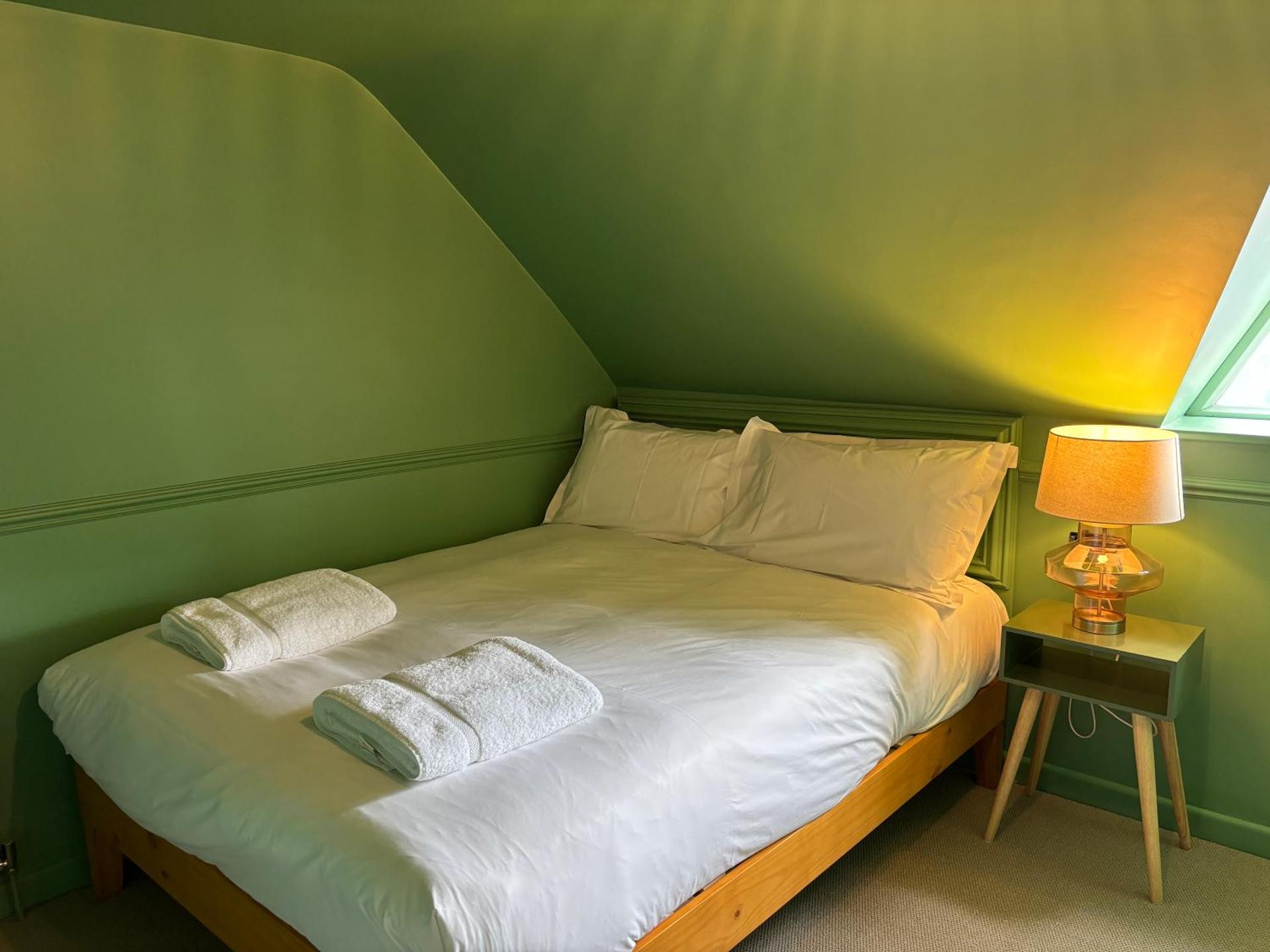 ROOMS AT THE QUAYSIDE - stylish en-suite rooms on Poole Quay all fully refurbed
