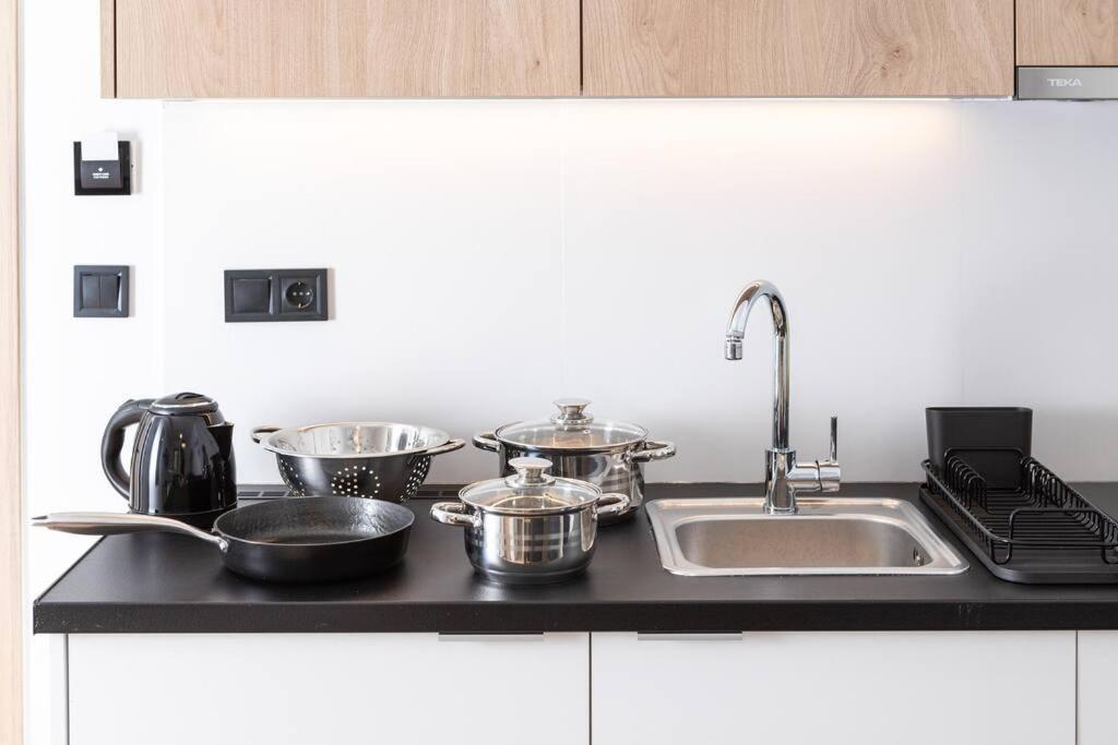 The Meta Stay - Backyard Oasis with Rooftop Access