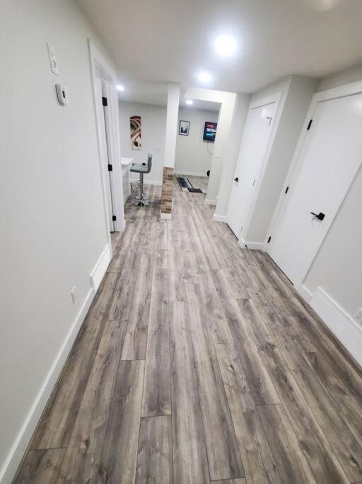 Charming 2-Bedroom Basement Oasis Sleeps 5,Size-150sqm, Netflix, family friendly