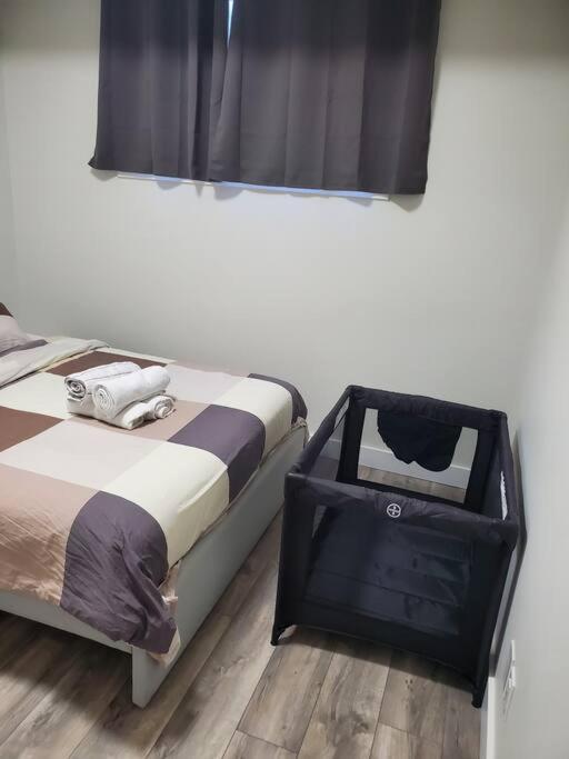 Charming 2-Bedroom Basement Oasis Sleeps 5,Size-150sqm, Netflix, family friendly