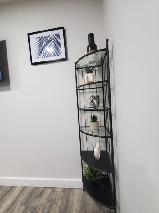 Charming 2-Bedroom Basement Oasis Sleeps 5,Size-150sqm, Netflix, family friendly