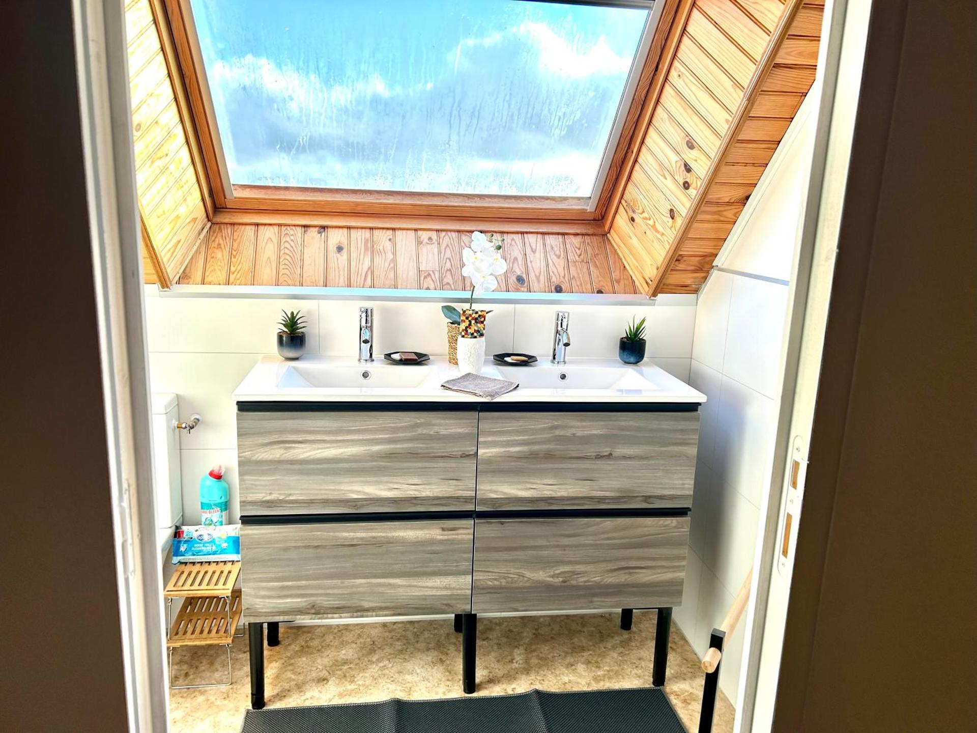 Appartement une chambre plus une chambre bébé ou enfant trois ans à la campagne au calme