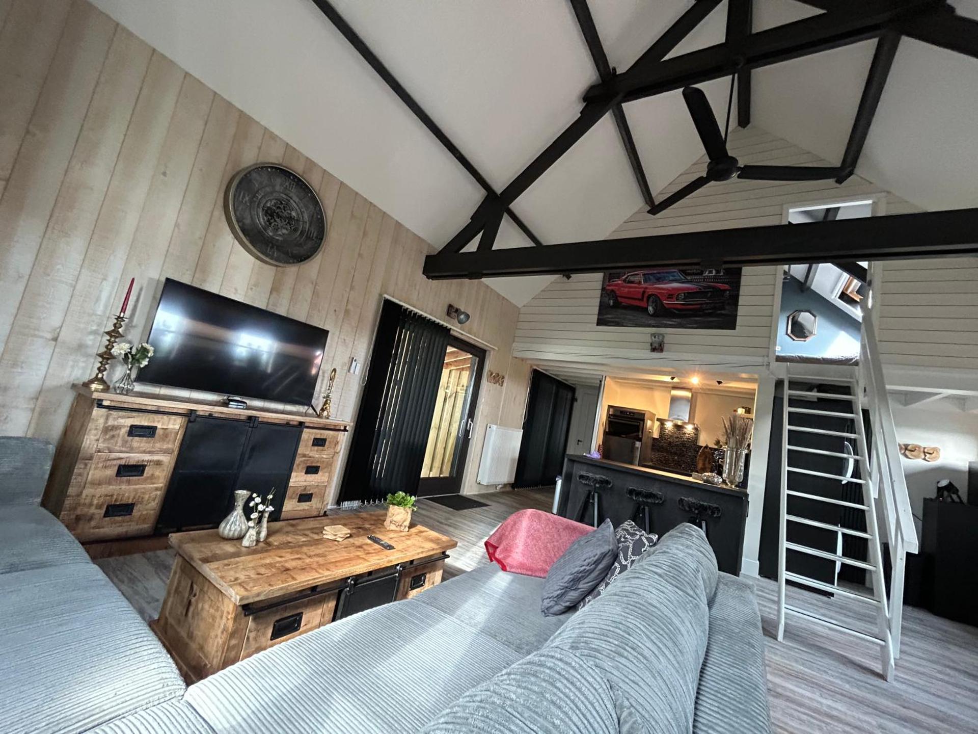 Communal lounge/ TV room