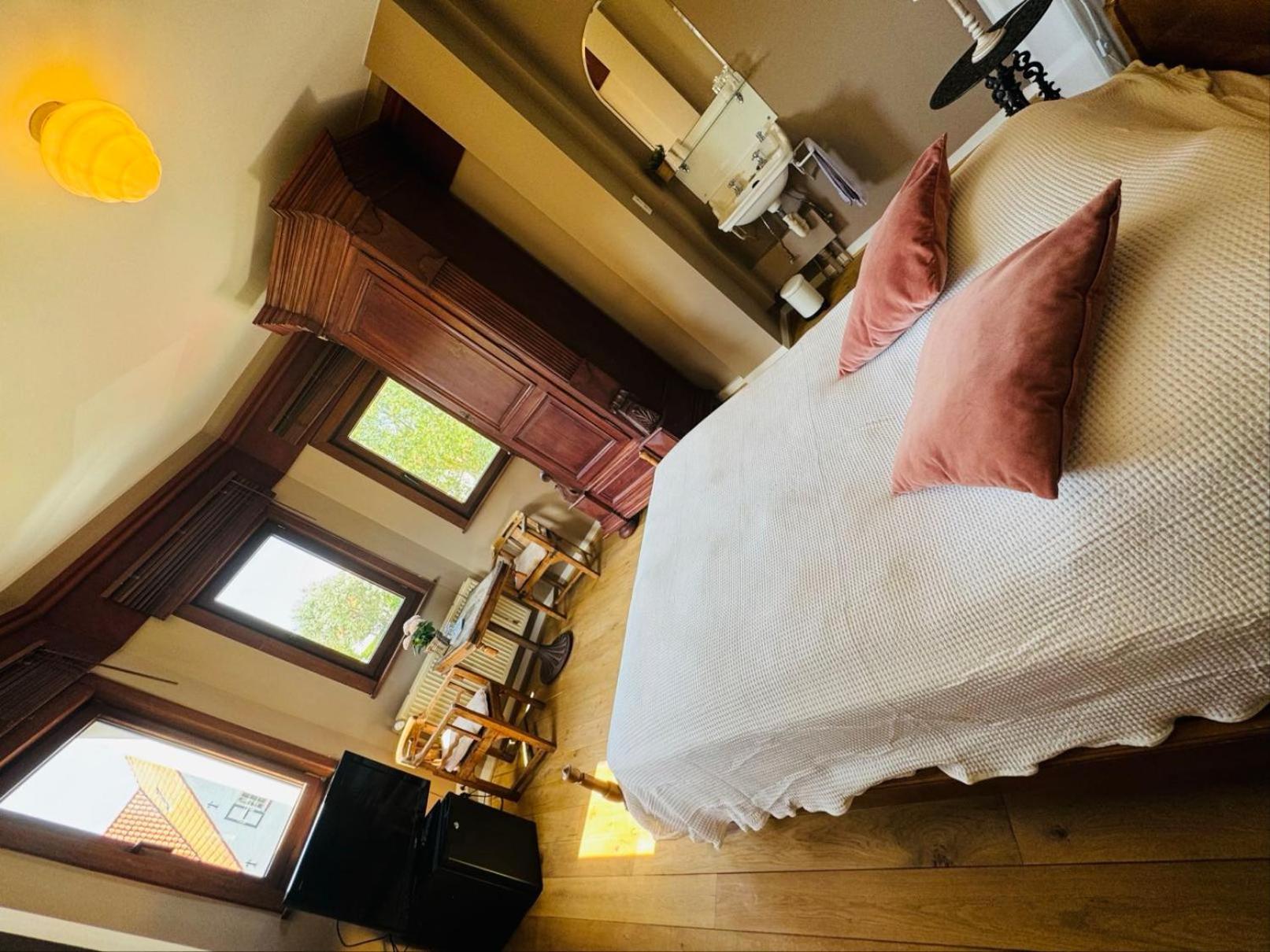 Ruime slaapkamers met badkamers in Belle Epoquevilla- concessiewijk De Haan