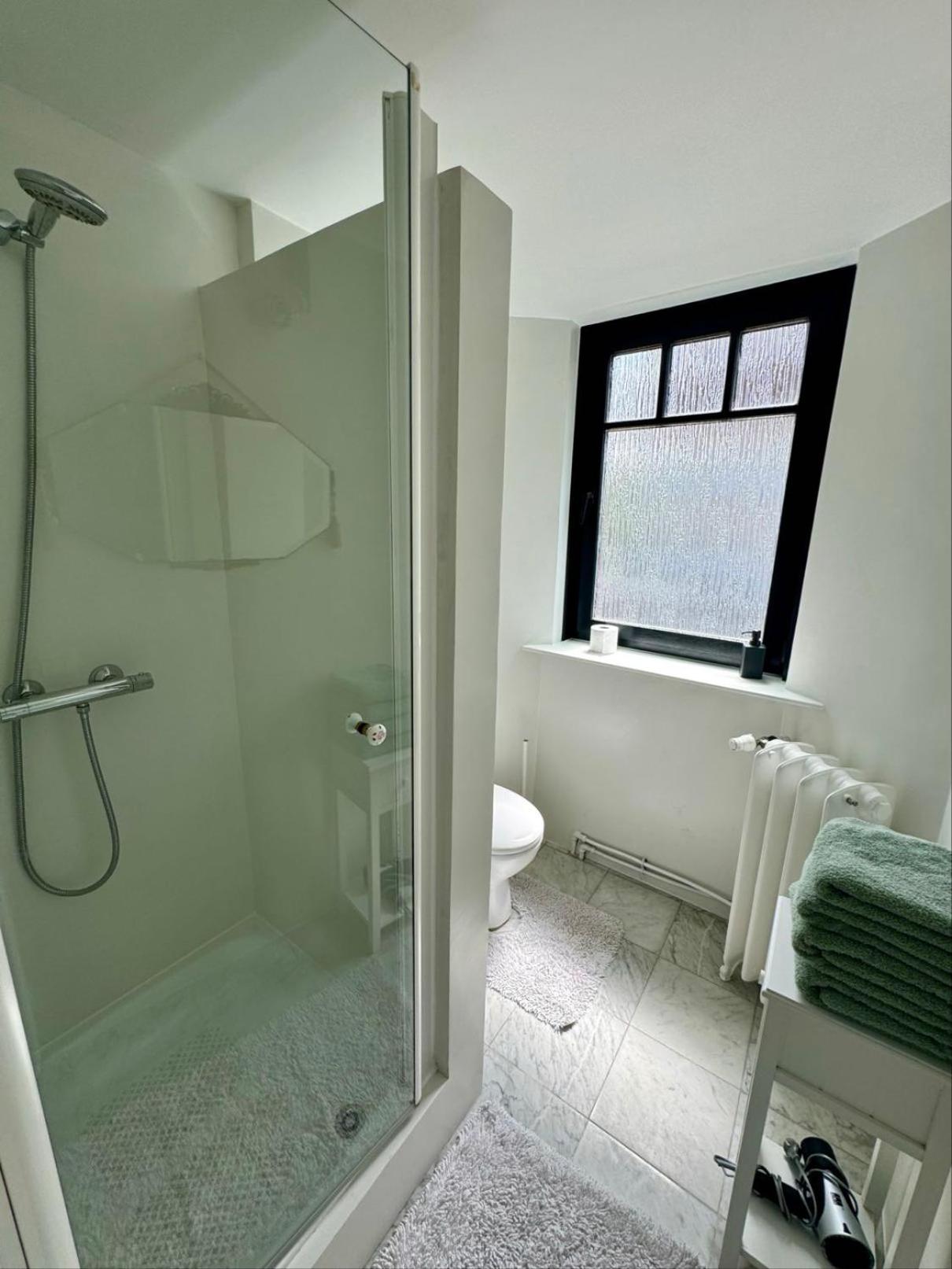 Ruime slaapkamers met badkamers in Belle Epoquevilla- concessiewijk De Haan