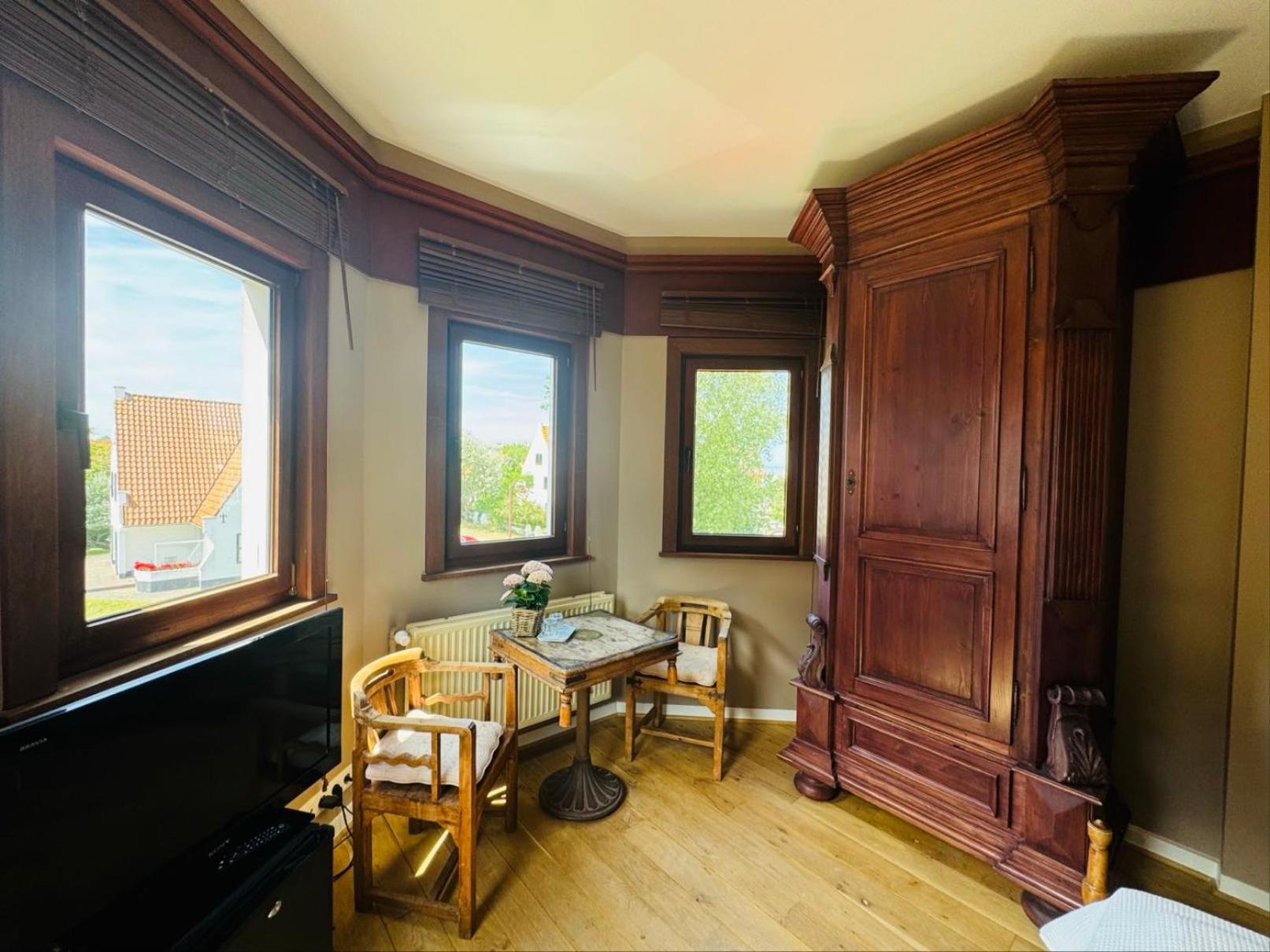 Ruime slaapkamers met badkamers in Belle Epoquevilla- concessiewijk De Haan