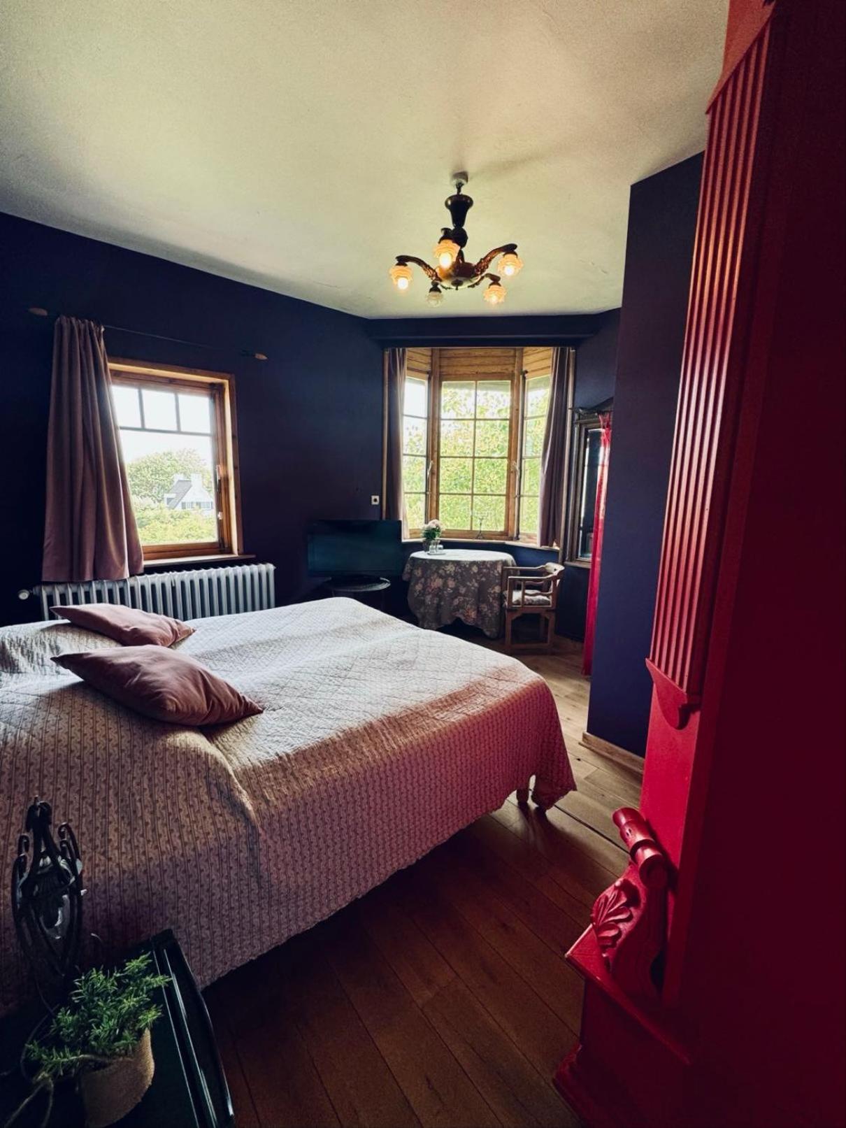 Ruime slaapkamers met badkamers in Belle Epoquevilla- concessiewijk De Haan