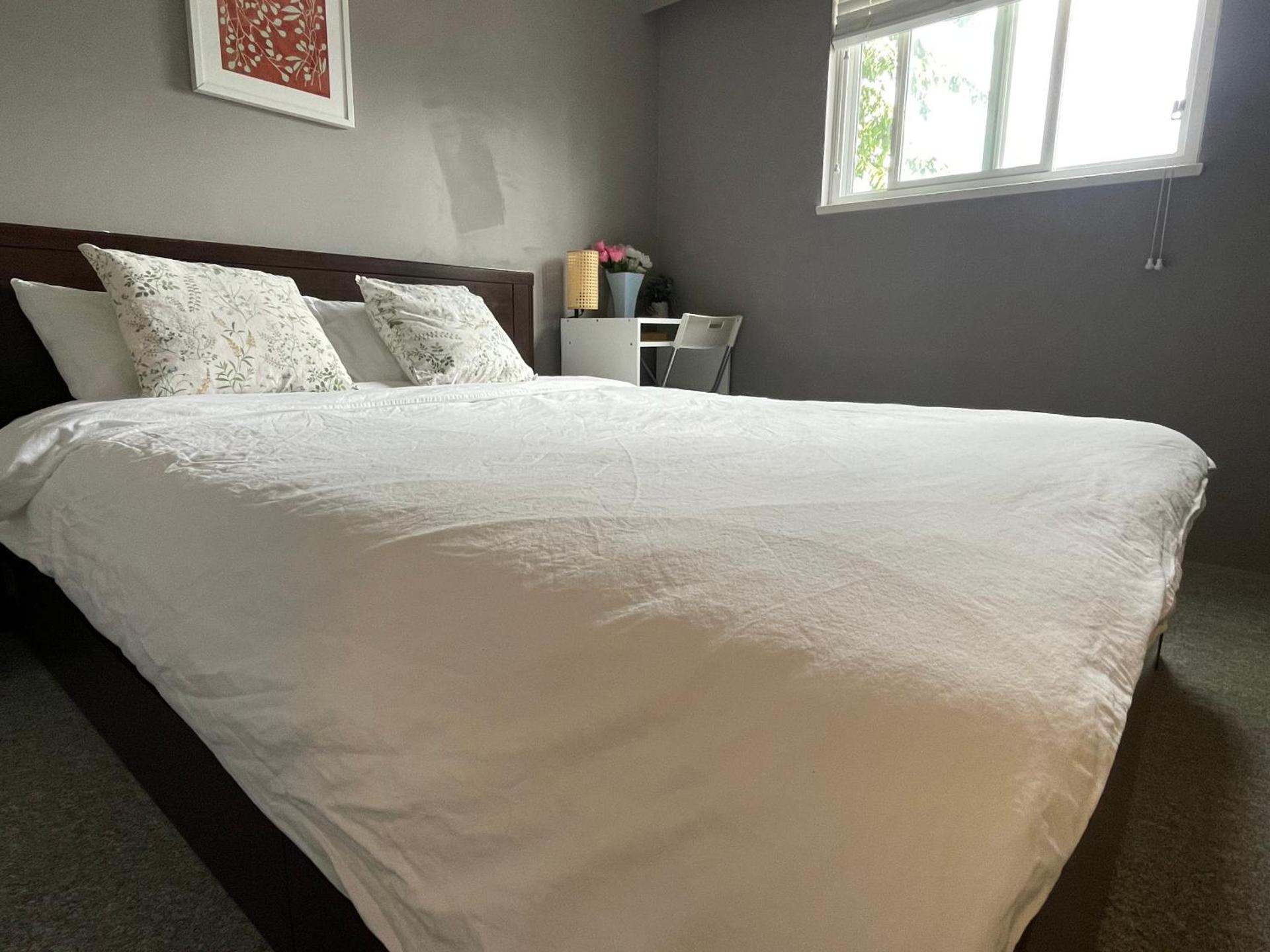 private room with queen bed in richmond 202