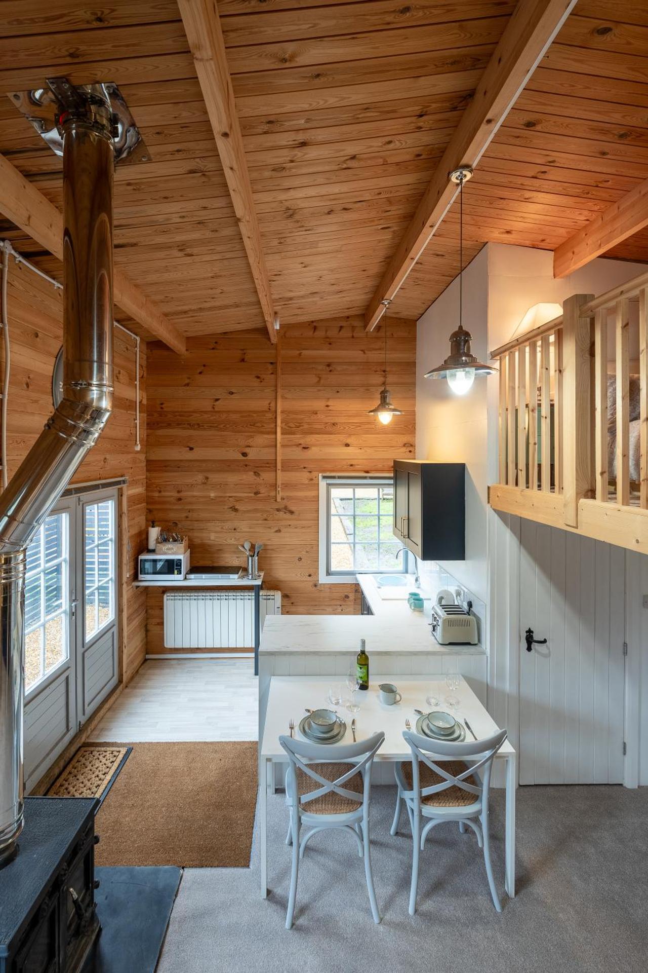 Walliswood Lodge - Wood Burner, Air Con & Wi-fi, Rural Retreat