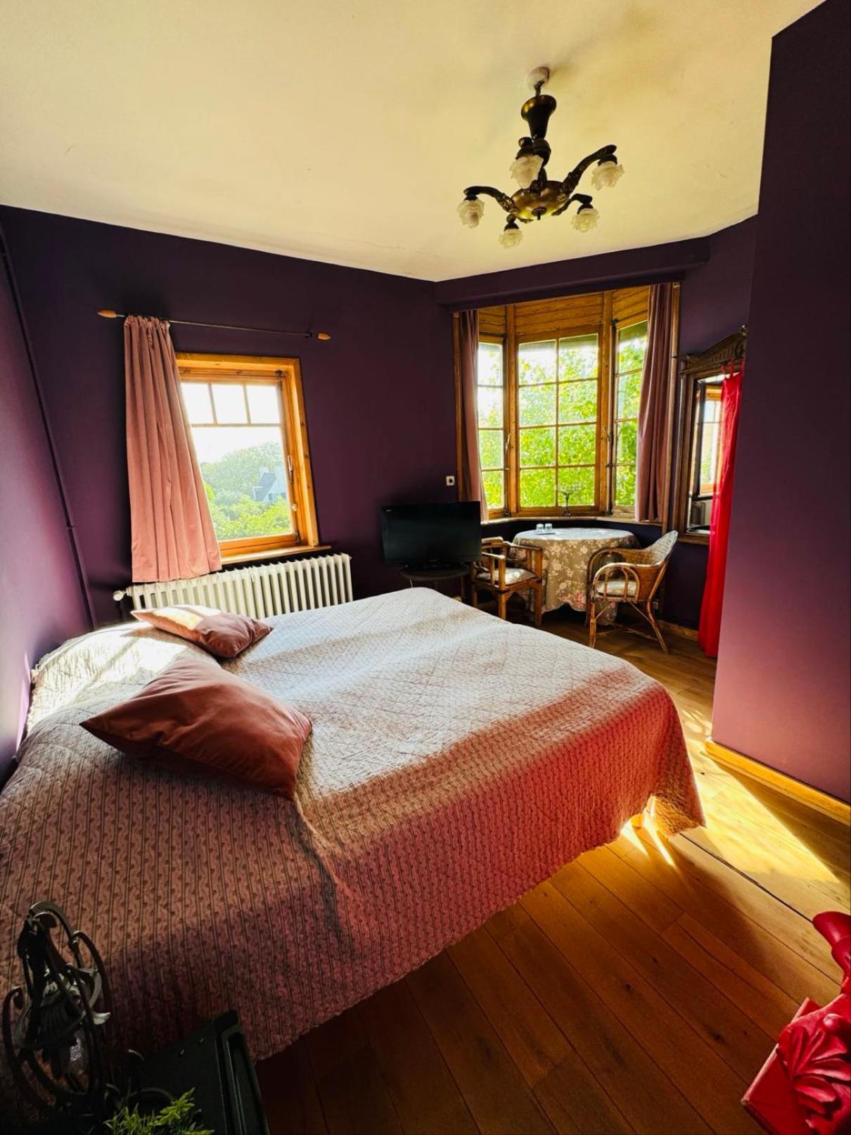 Ruime slaapkamers met badkamers in Belle Epoquevilla- concessiewijk De Haan