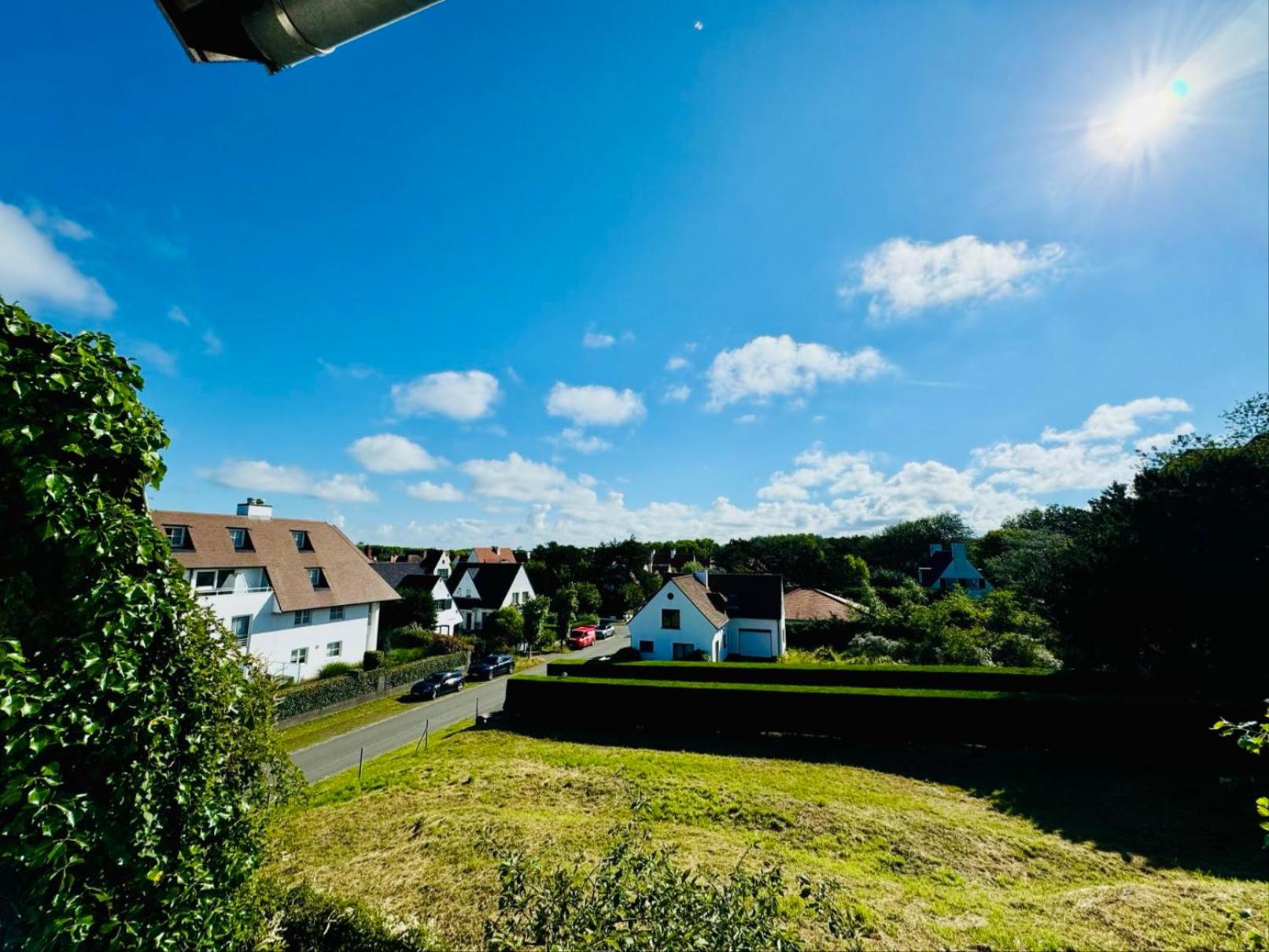 Ruime slaapkamers met badkamers in Belle Epoquevilla- concessiewijk De Haan
