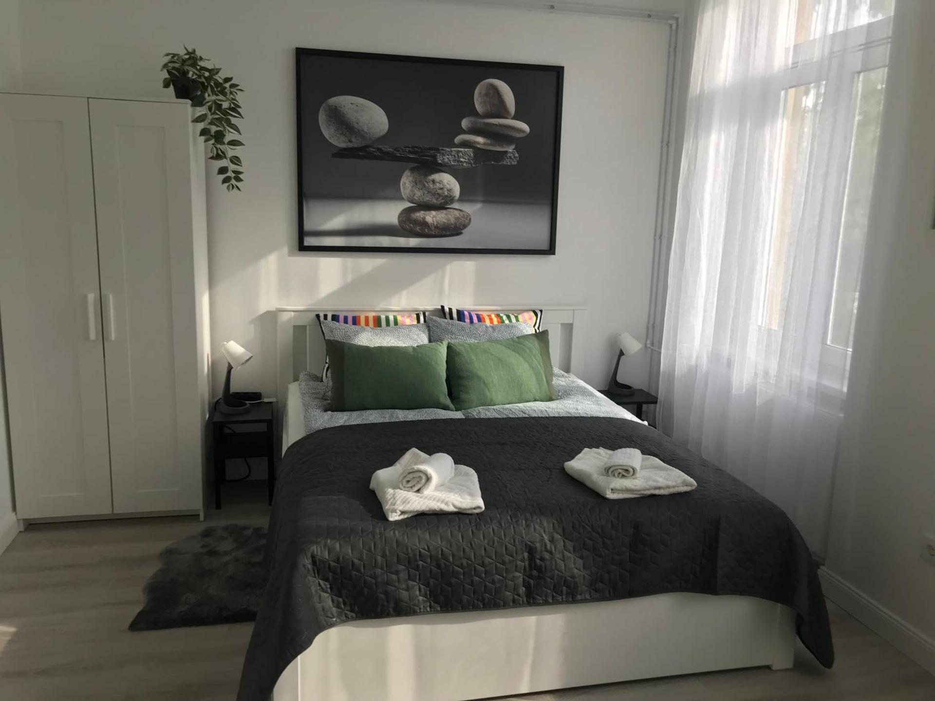 Beautiful newly refurbished studio,fully equipped apartment walking distance to the City Park where you will find the world famous Szechenyi thermal bath spa, Museums , and the Capital Circus , AC, smart TV, high speed internet