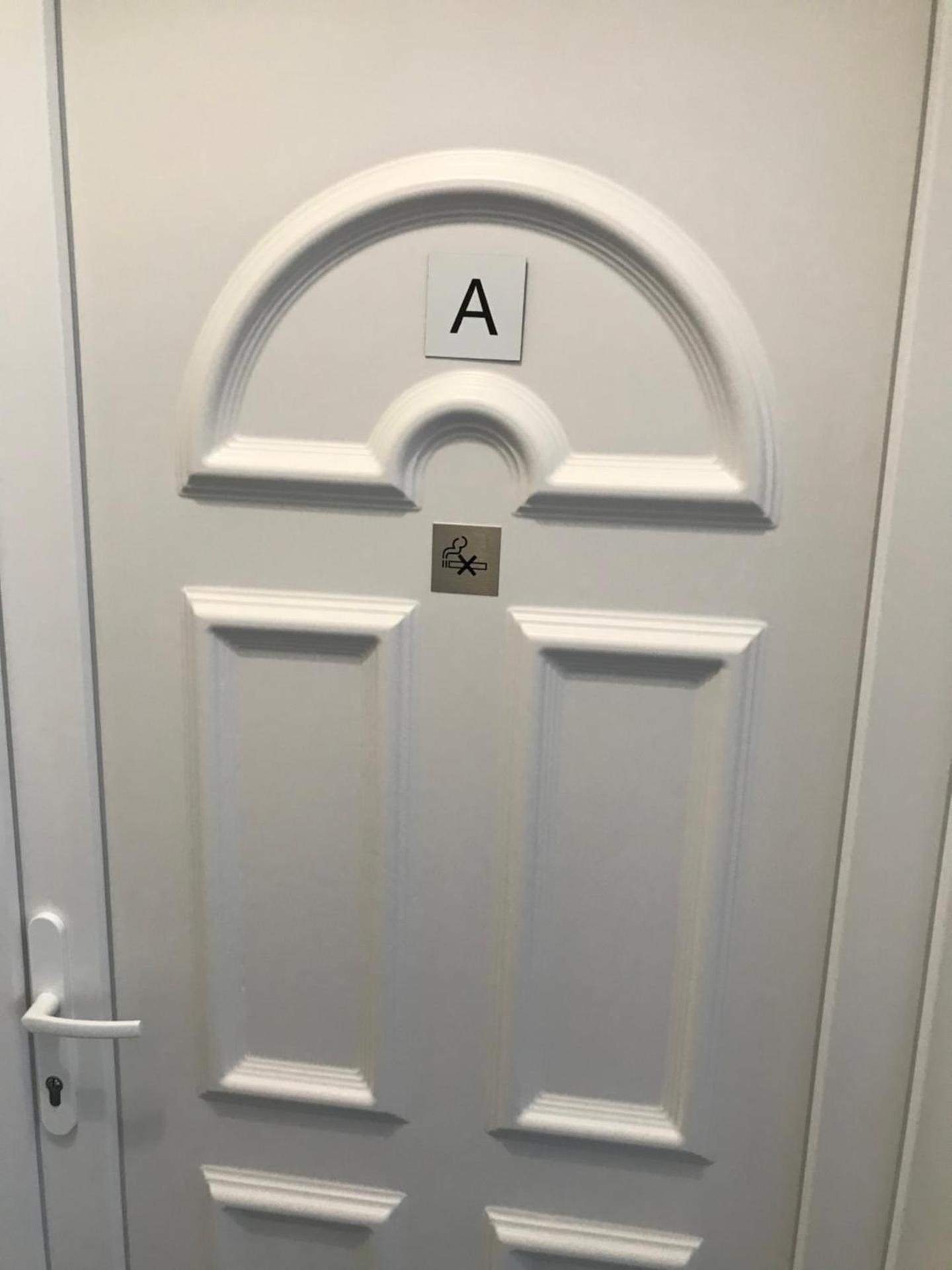 A Lovley newly decorated fully equipped apartment walking distance to the City Park where you will find the world famous Szechenyi thermal bath spa, Museums , and the Capital Circus , AC, smart TV, high speed internet