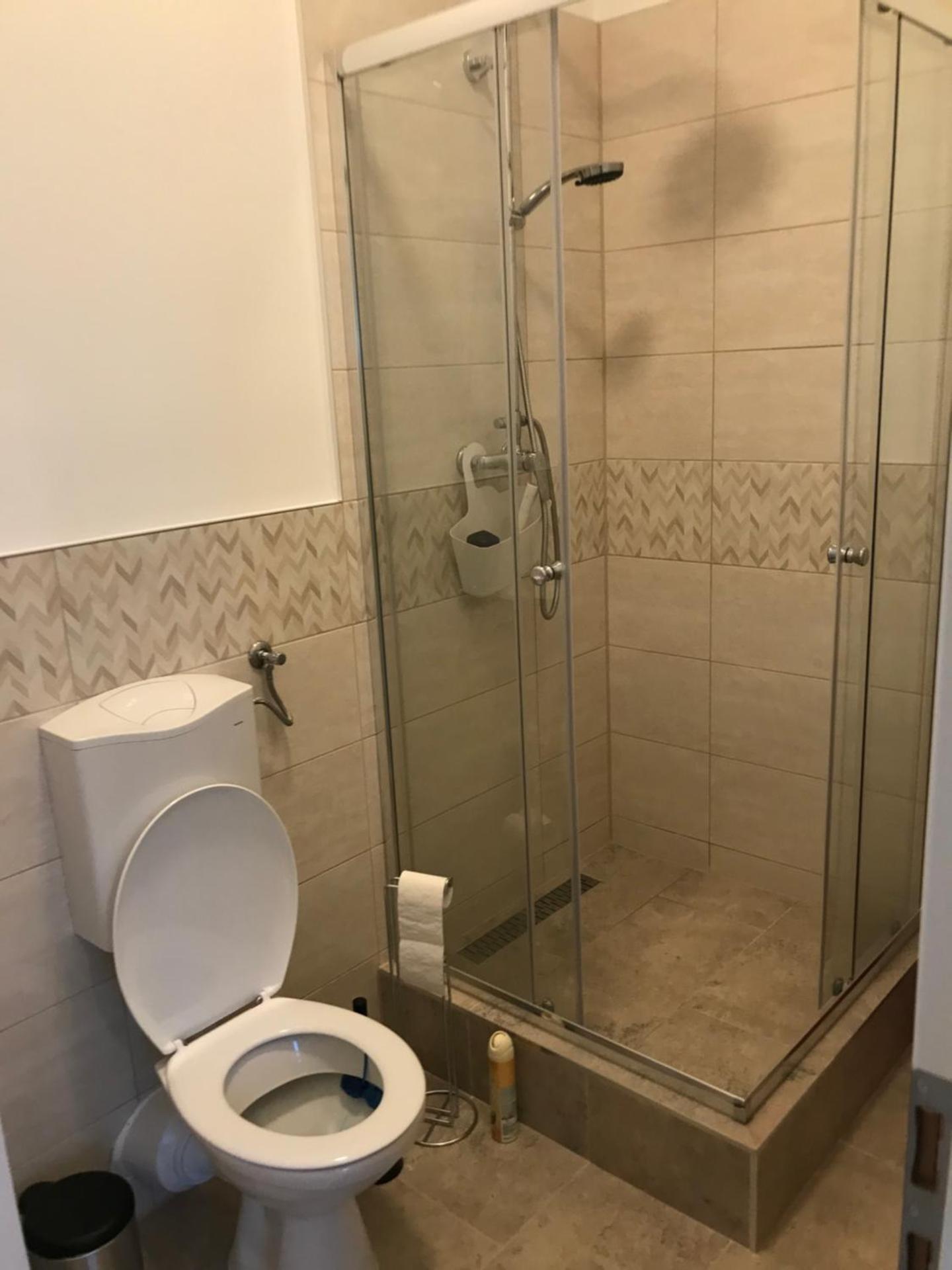 A Lovley newly decorated fully equipped apartment walking distance to the City Park where you will find the world famous Szechenyi thermal bath spa, Museums , and the Capital Circus , AC, smart TV, high speed internet