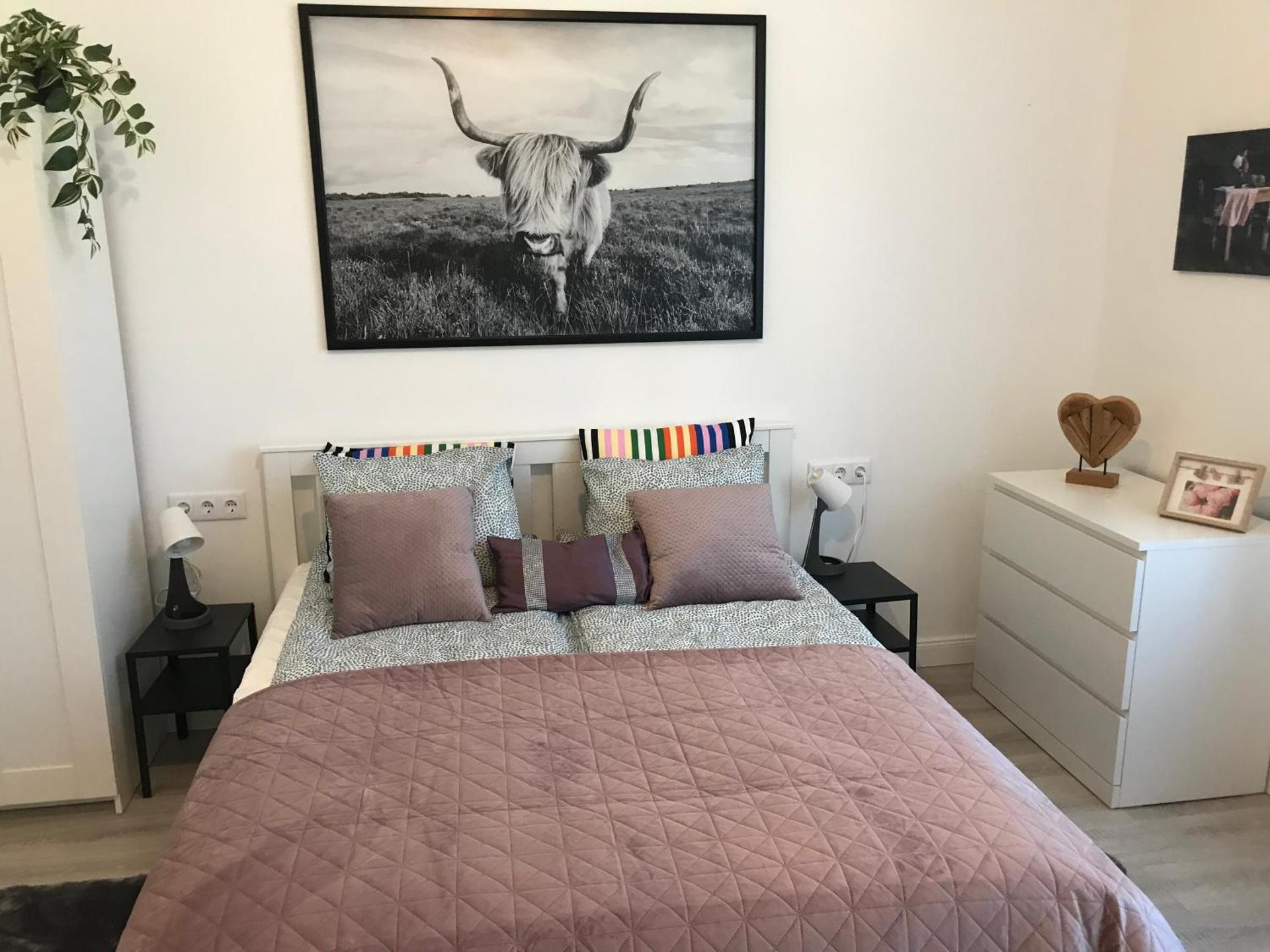 A Lovley newly decorated fully equipped apartment walking distance to the City Park where you will find the world famous Szechenyi thermal bath spa, Museums , and the Capital Circus , AC, smart TV, high speed internet