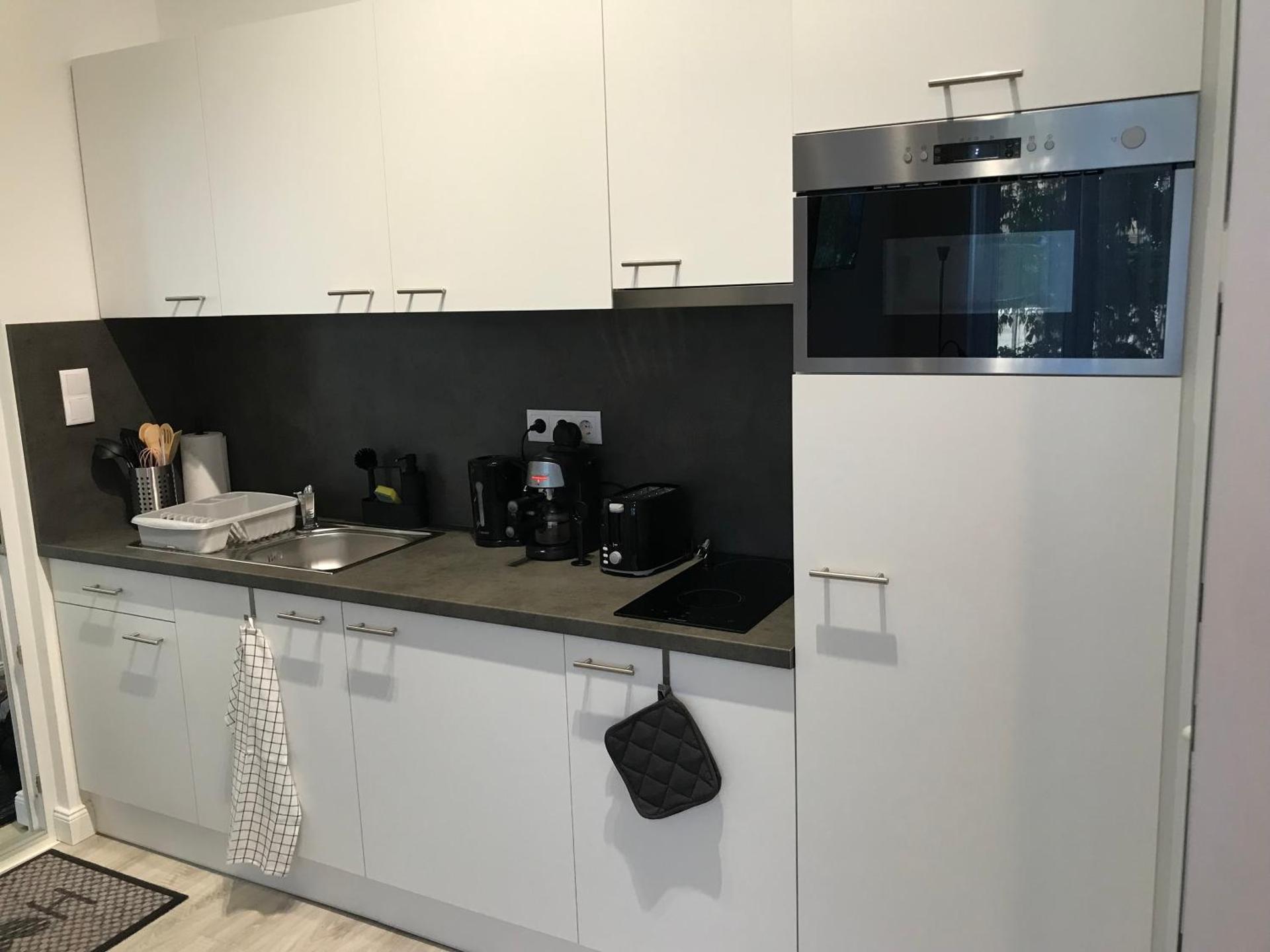 A Lovley newly decorated fully equipped apartment walking distance to the City Park where you will find the world famous Szechenyi thermal bath spa, Museums , and the Capital Circus , AC, smart TV, high speed internet