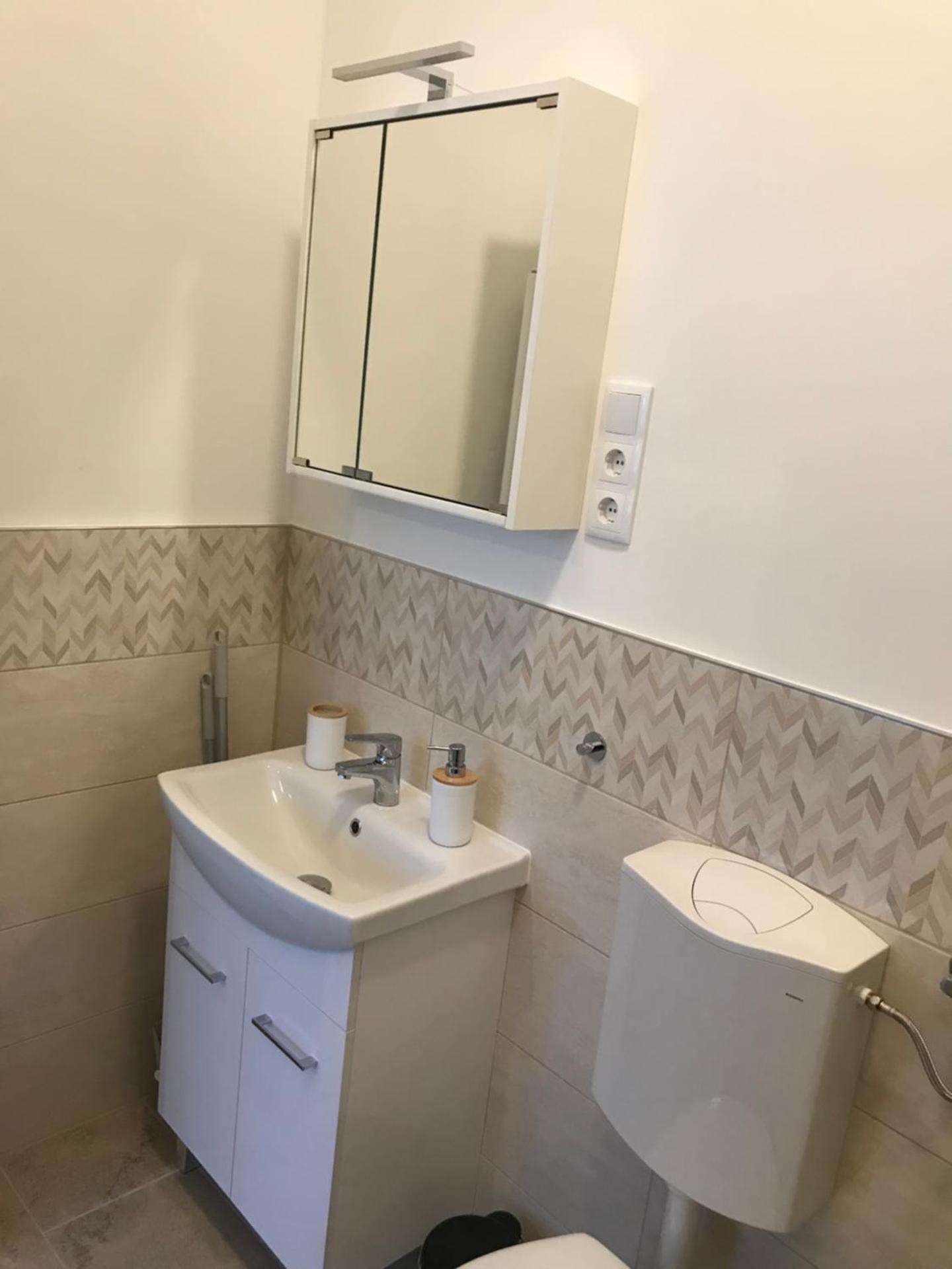 A Lovley newly decorated fully equipped apartment walking distance to the City Park where you will find the world famous Szechenyi thermal bath spa, Museums , and the Capital Circus , AC, smart TV, high speed internet