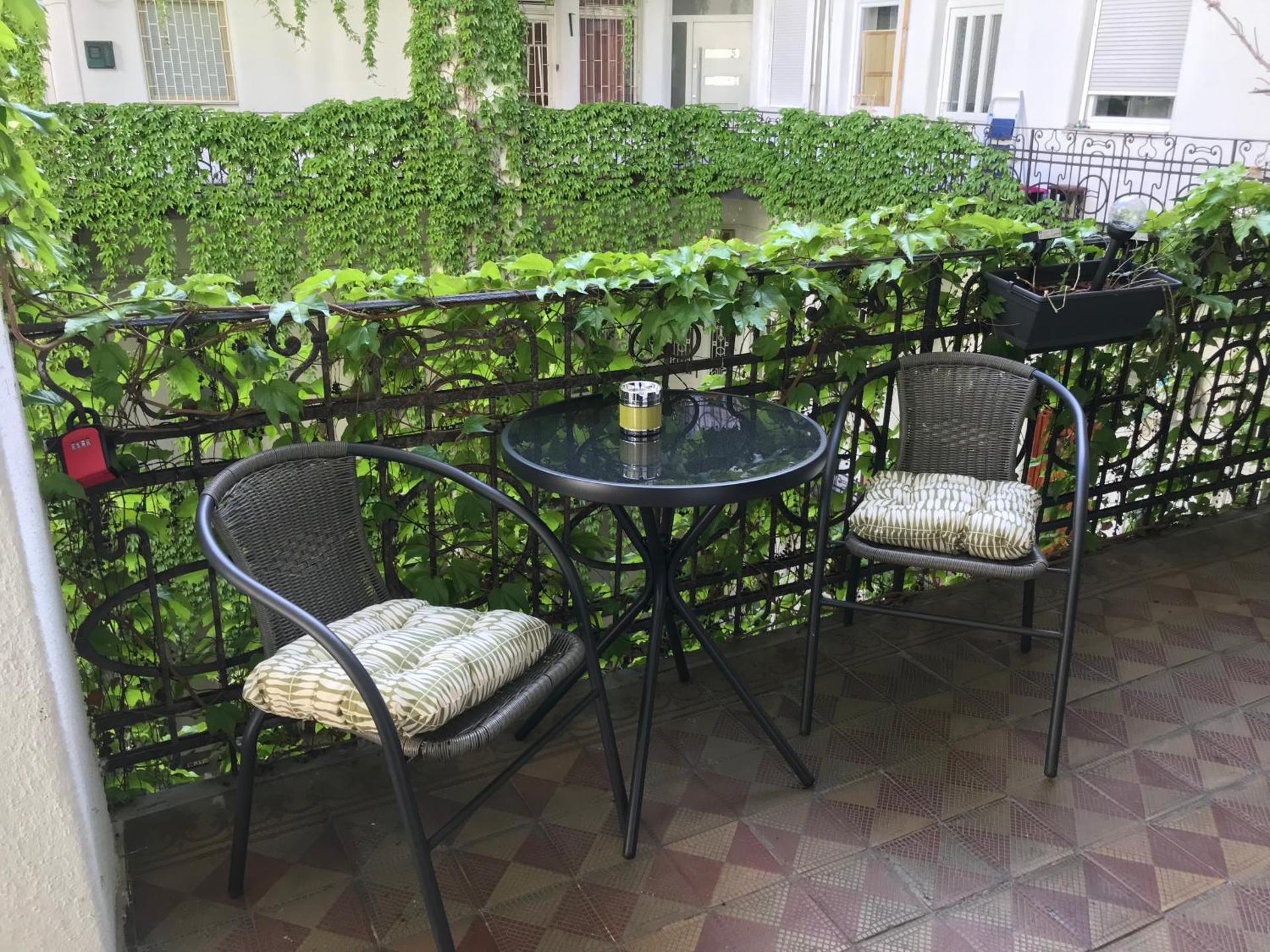 A Lovley newly decorated fully equipped apartment walking distance to the City Park where you will find the world famous Szechenyi thermal bath spa, Museums , and the Capital Circus , AC, smart TV, high speed internet