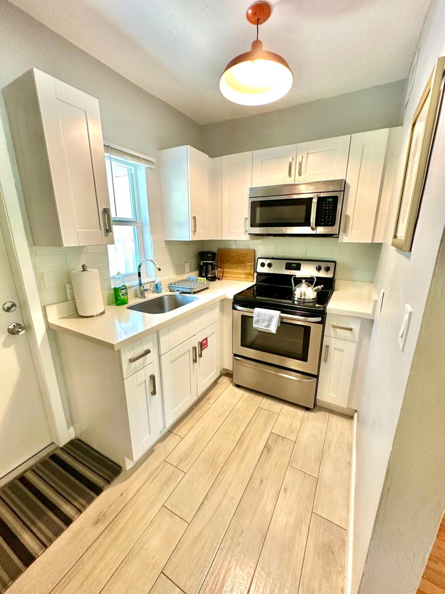 Las Olas Central Oasis, Pool, Parking, Remodeled