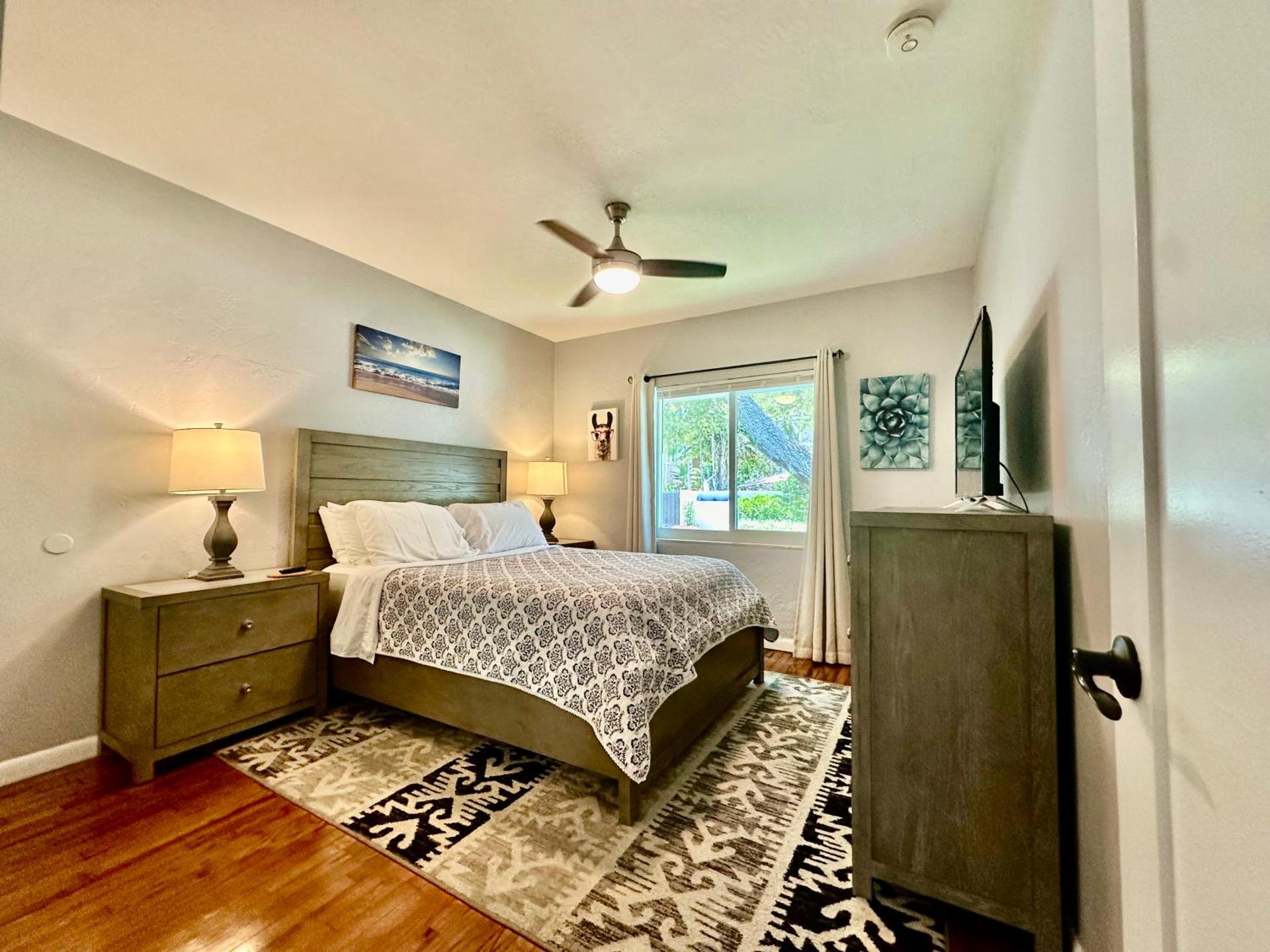 Las Olas Central Oasis, Pool, Parking, Remodeled