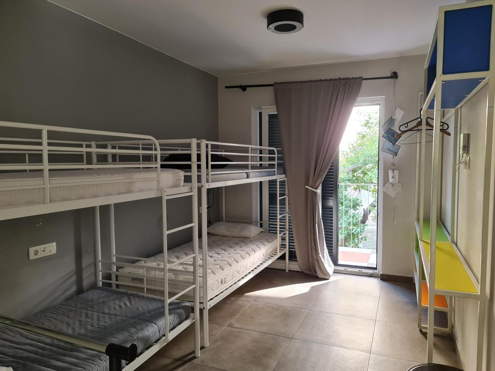 SUBTUB Hostel Makarska
