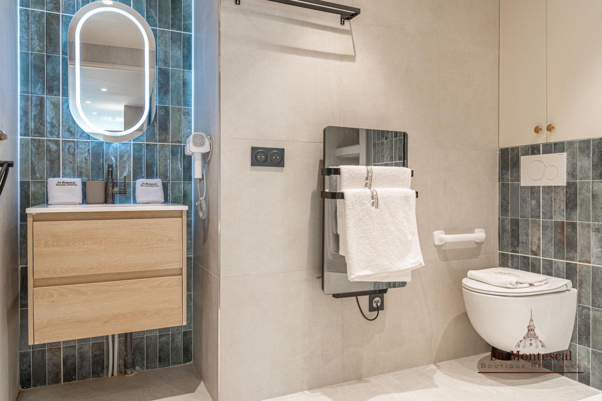 De Montescal - SPA Tub and AC Cosy apartment a prime location 40m2