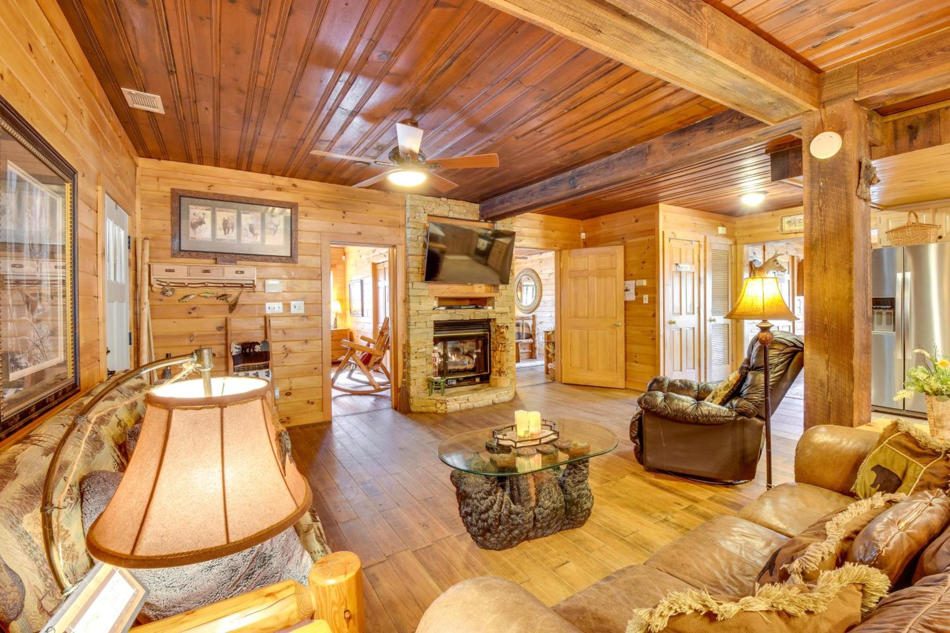 Hot Tub and Fire Pit Riverfront Helen Cabin