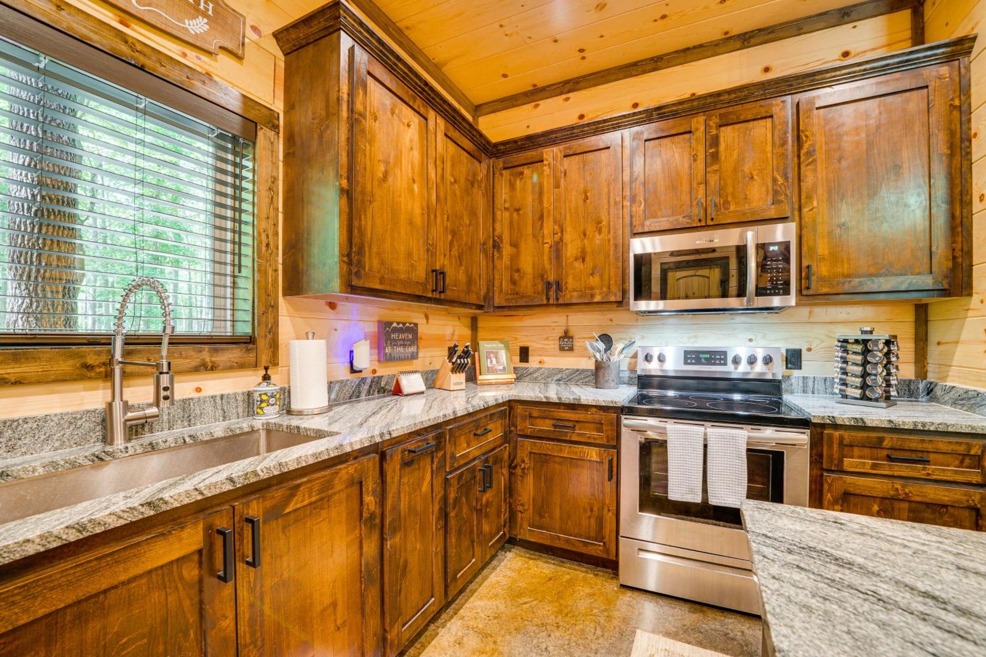 Broken Bow Cabin Near Choctaw Casino Hot Tub!