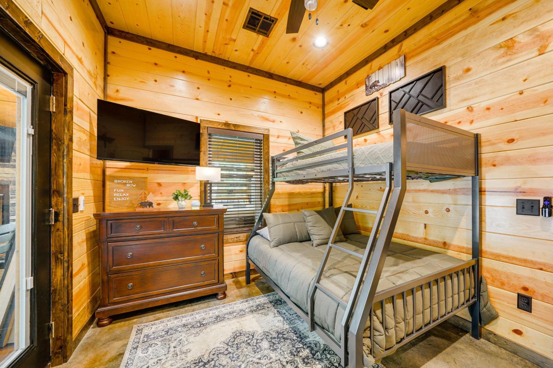 Broken Bow Cabin Near Choctaw Casino Hot Tub!