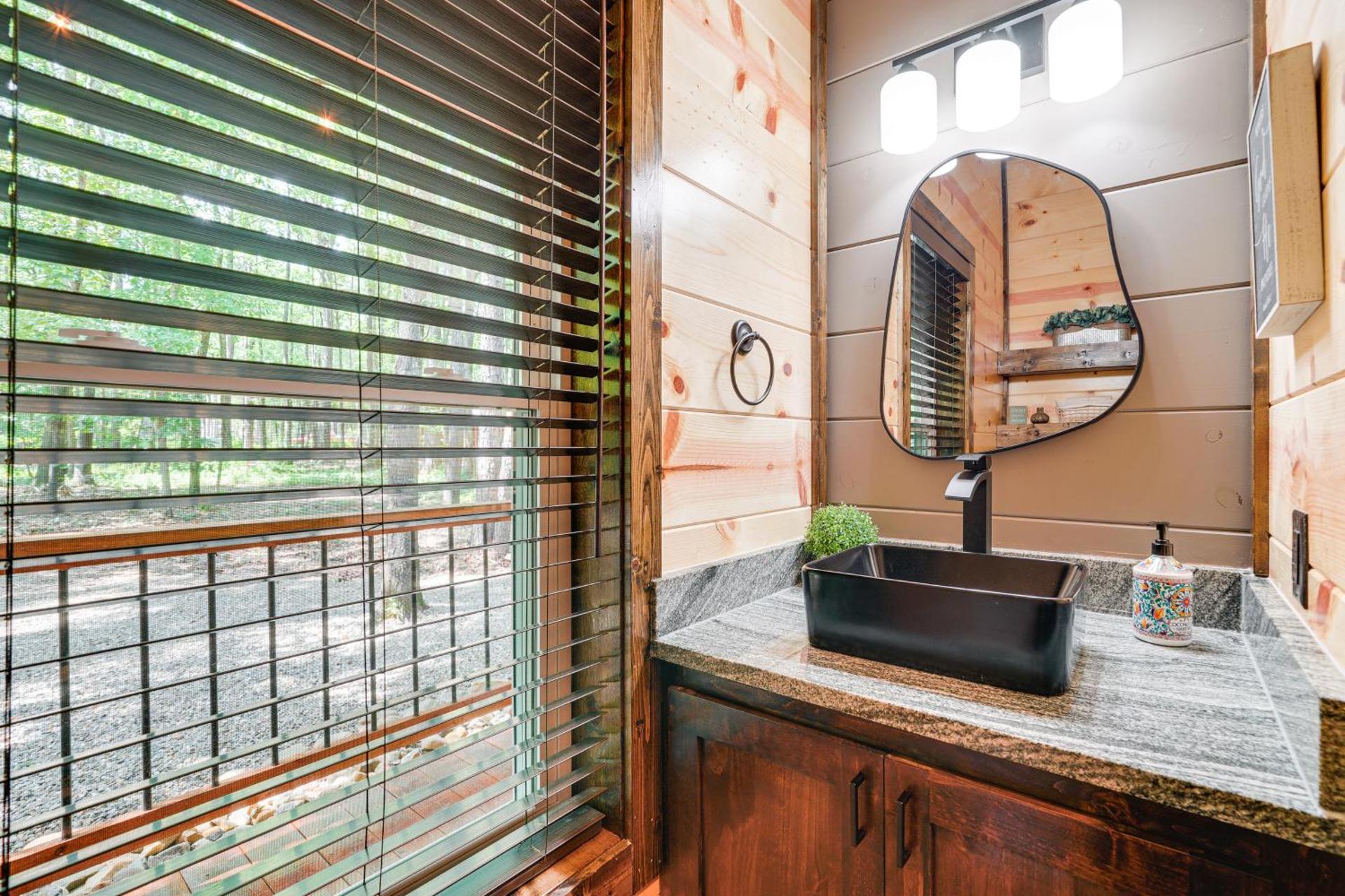 Broken Bow Cabin Near Choctaw Casino Hot Tub!