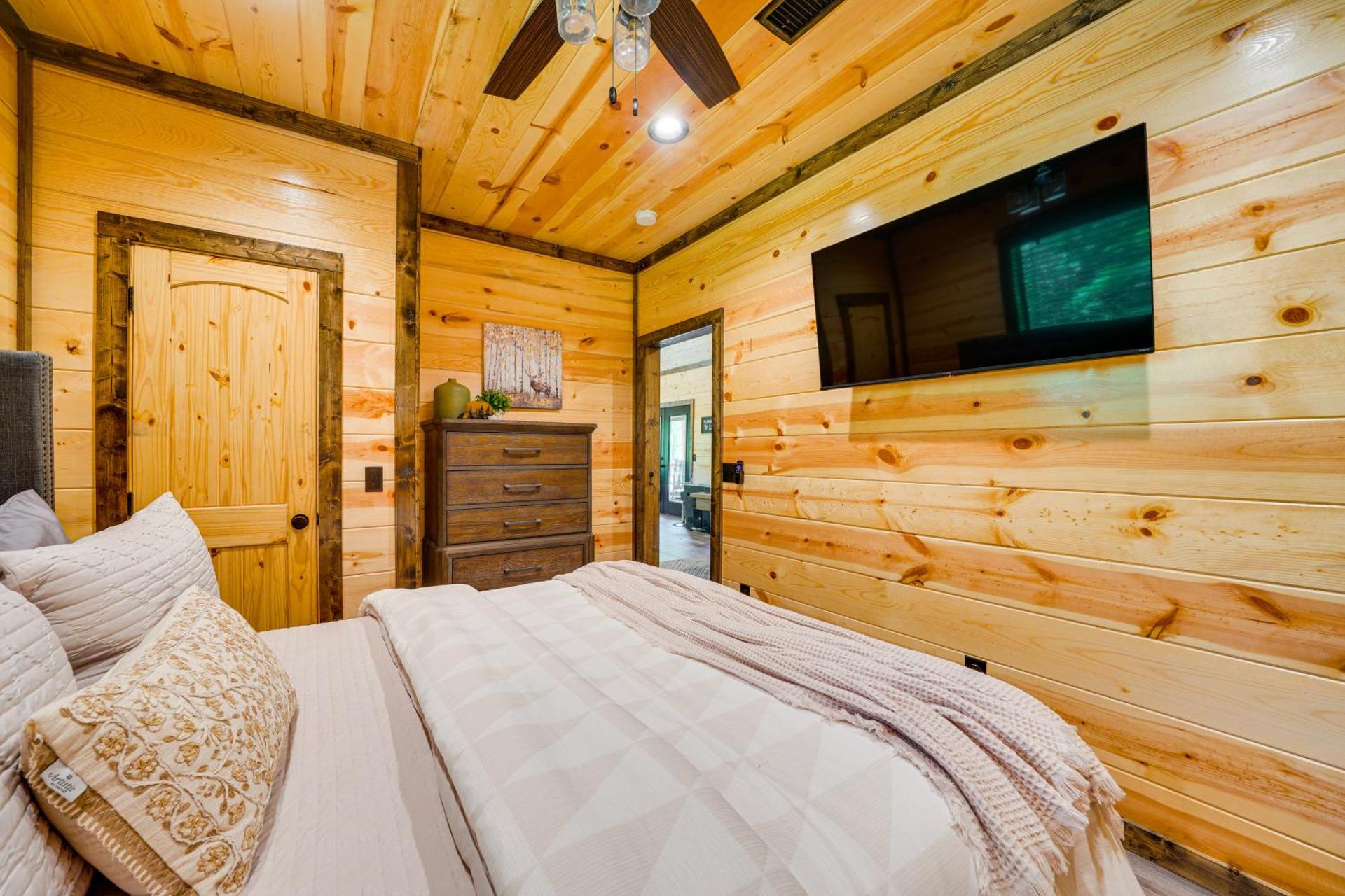 Broken Bow Cabin Near Choctaw Casino Hot Tub!