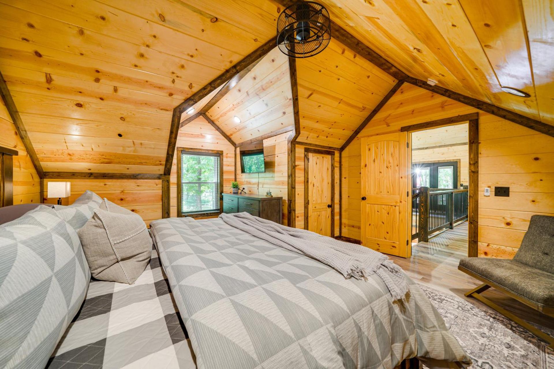 Broken Bow Cabin Near Choctaw Casino Hot Tub!