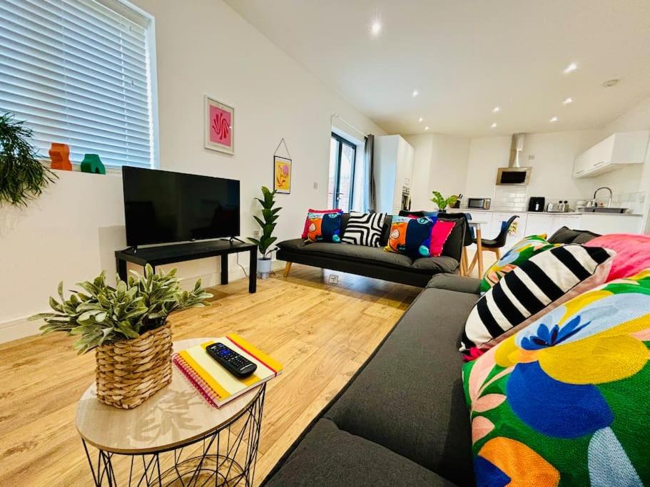 Sleeps up to 6 - Central modern - outside space