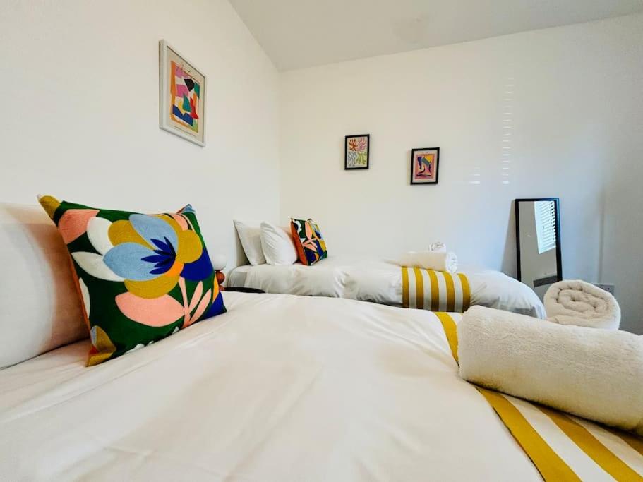 Sleeps up to 6 - Central modern - outside space