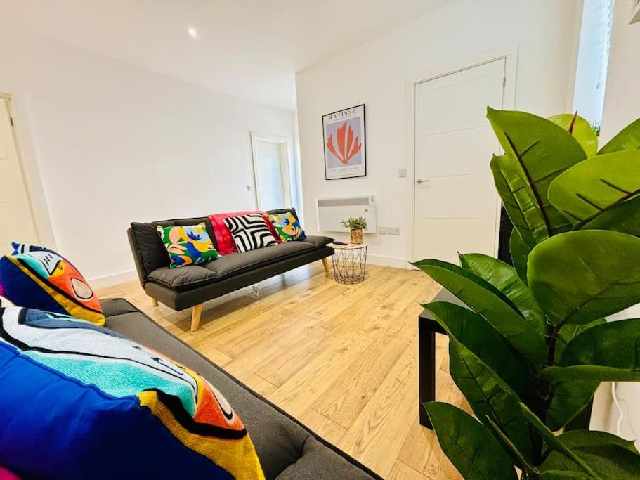 Sleeps up to 6 - Central modern - outside space