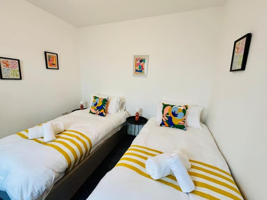 Sleeps up to 6 - Central modern - outside space