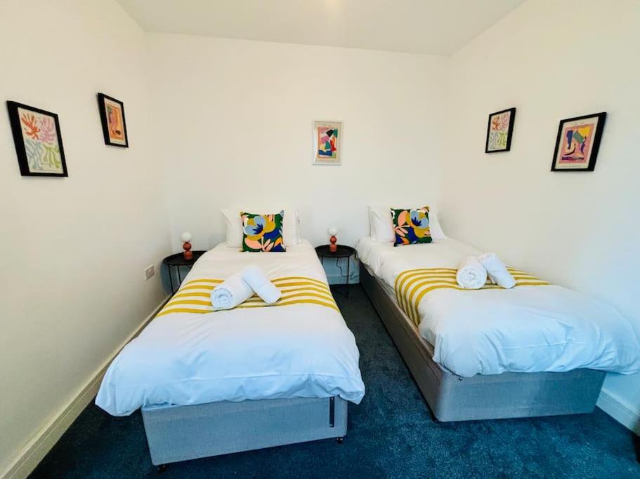 Sleeps up to 6 - Central modern - outside space