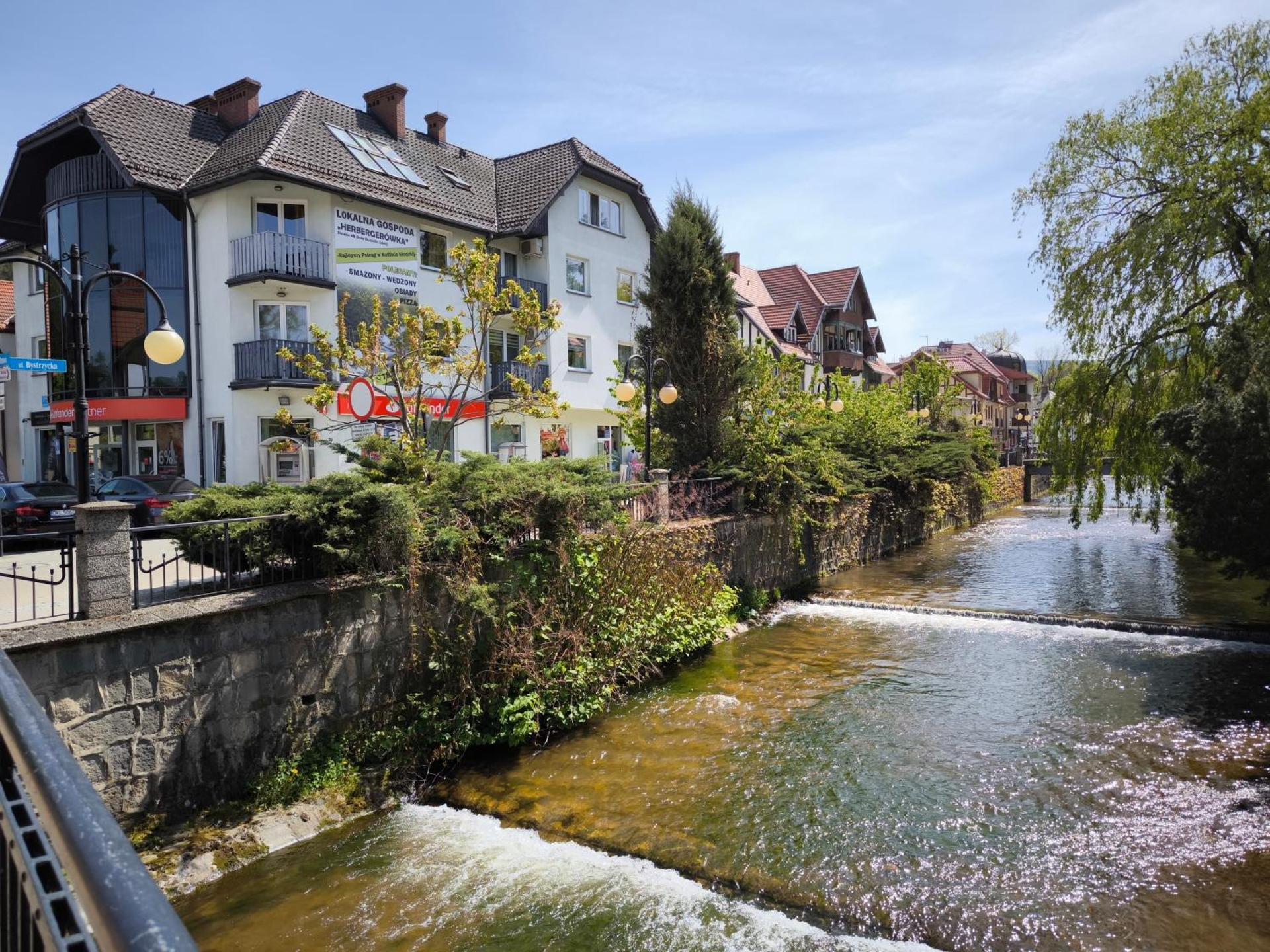 Uroczy apartament przy deptaku z parkingiem.