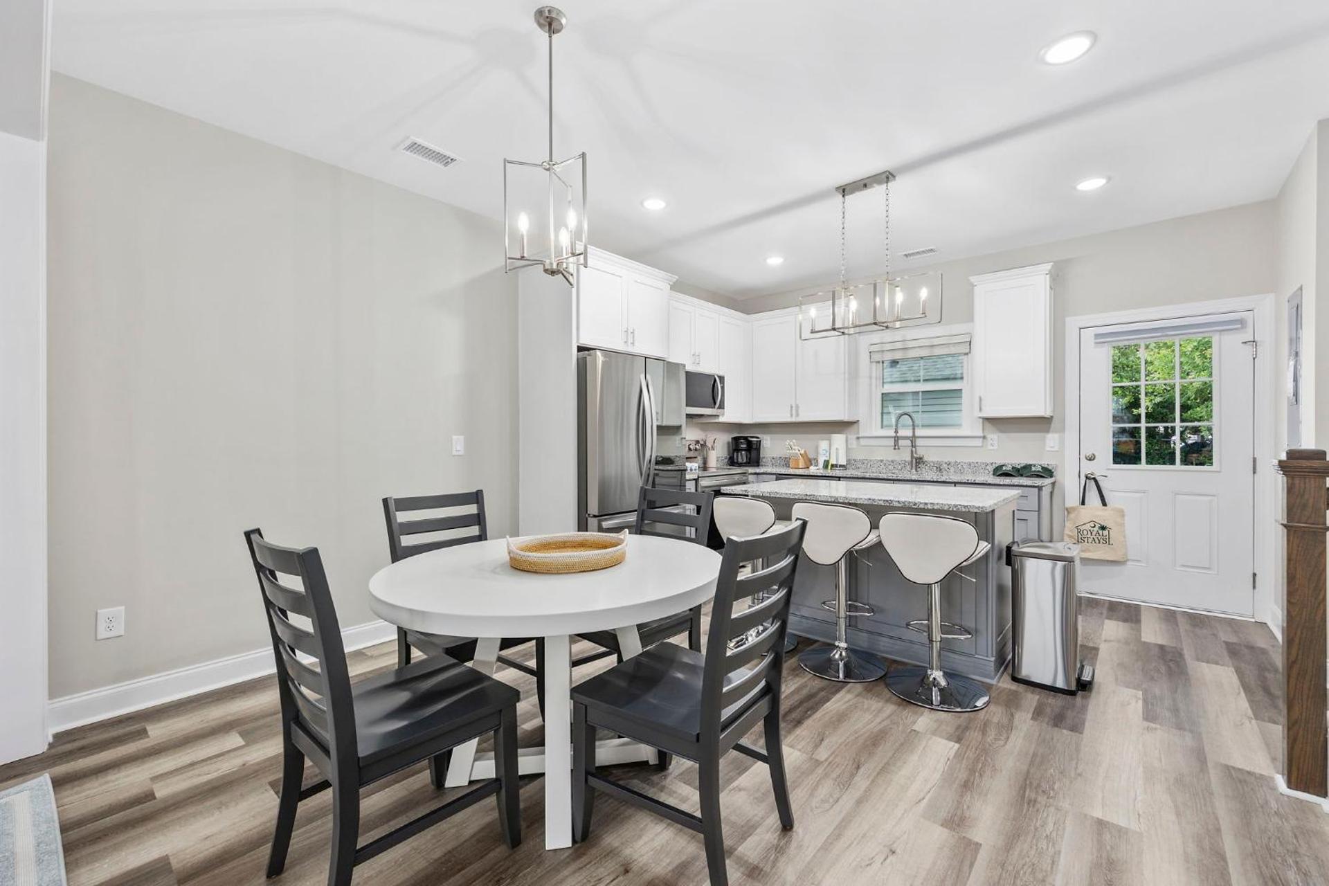 Pier View - Spacious Home Sleeps 8 - Pet Friendly