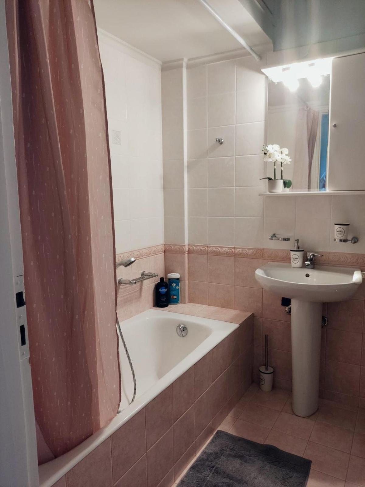 Los Laureles Relaxing Vintage Home