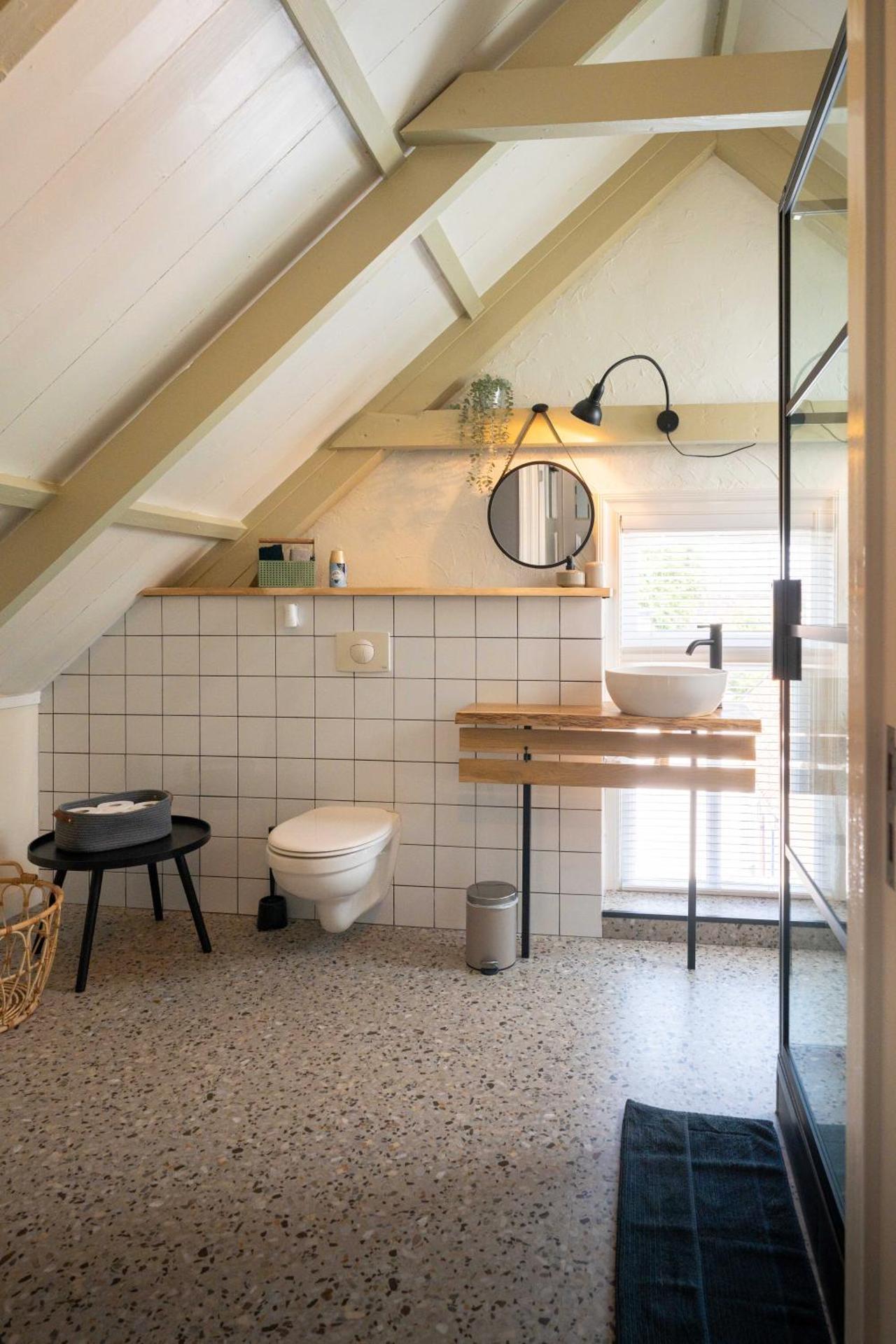 Sfeervol verblijf in oude gemeentehuis Eenrum.