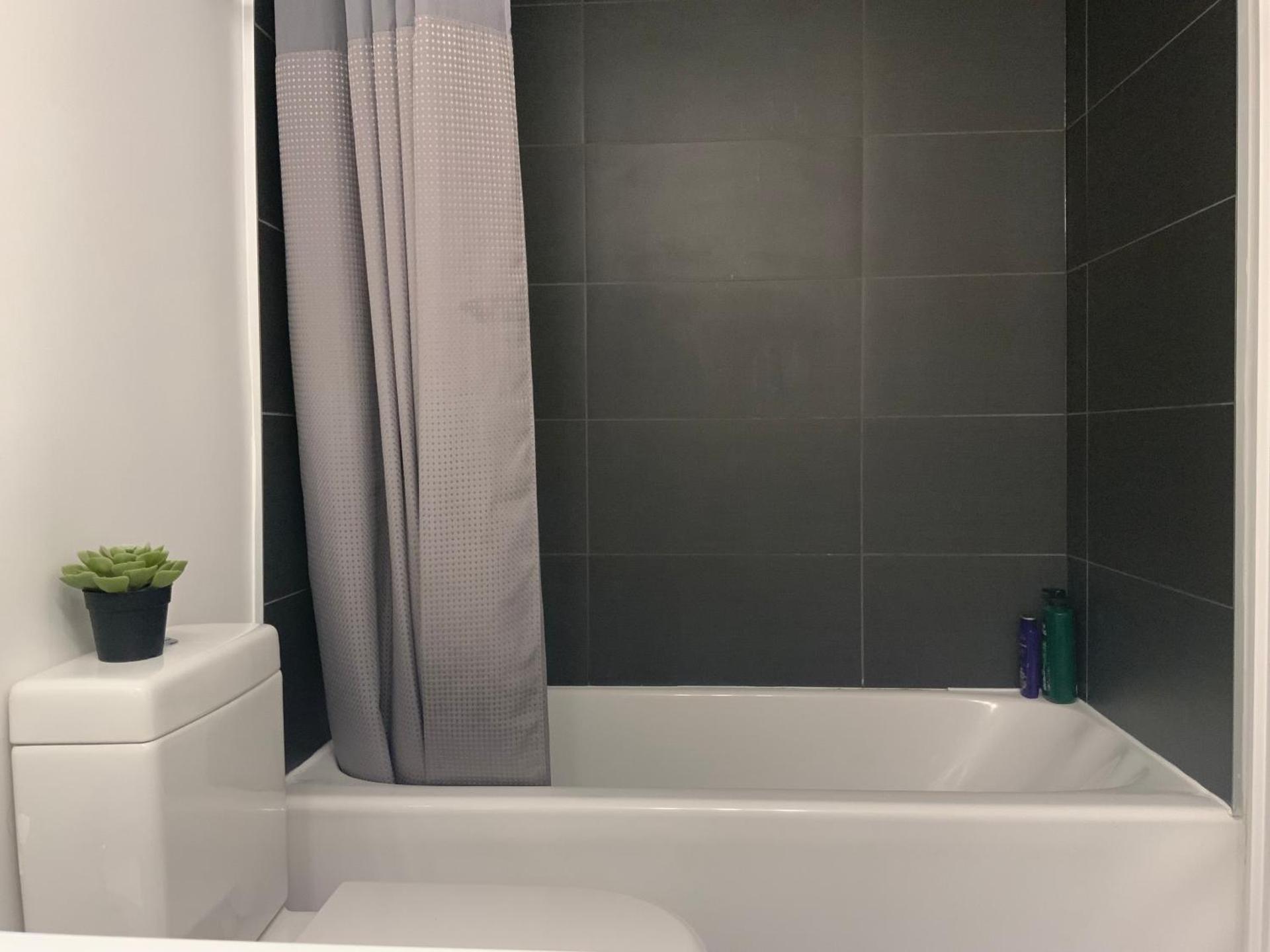 Elegant 2BR & 2BA Retreat in Prime Yorkville, Downtown