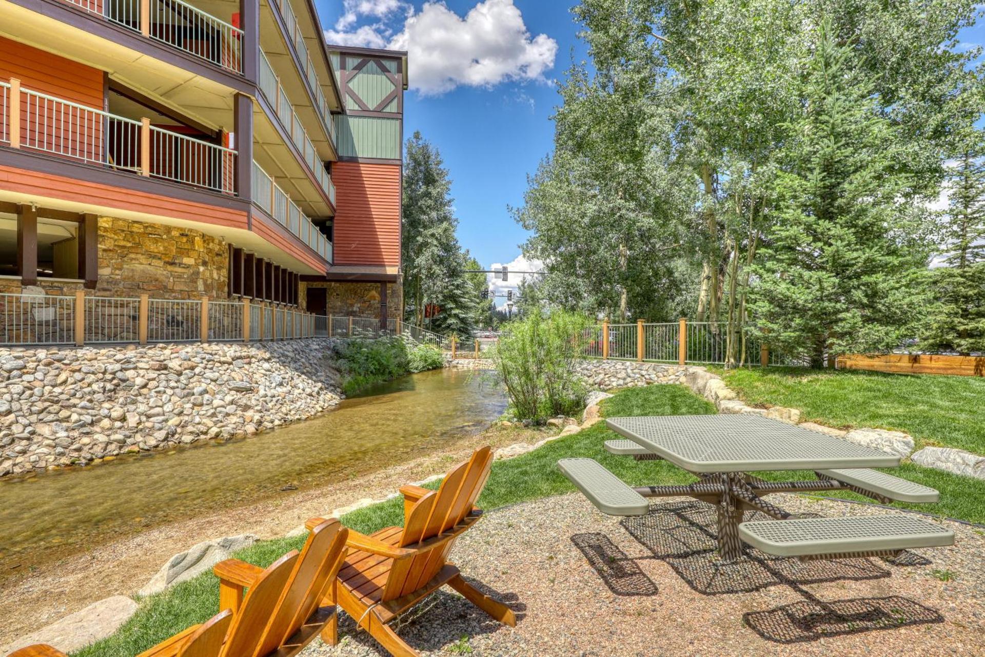 AJs Outpost - Ski-In Condo - Fireplace & Hot Tub