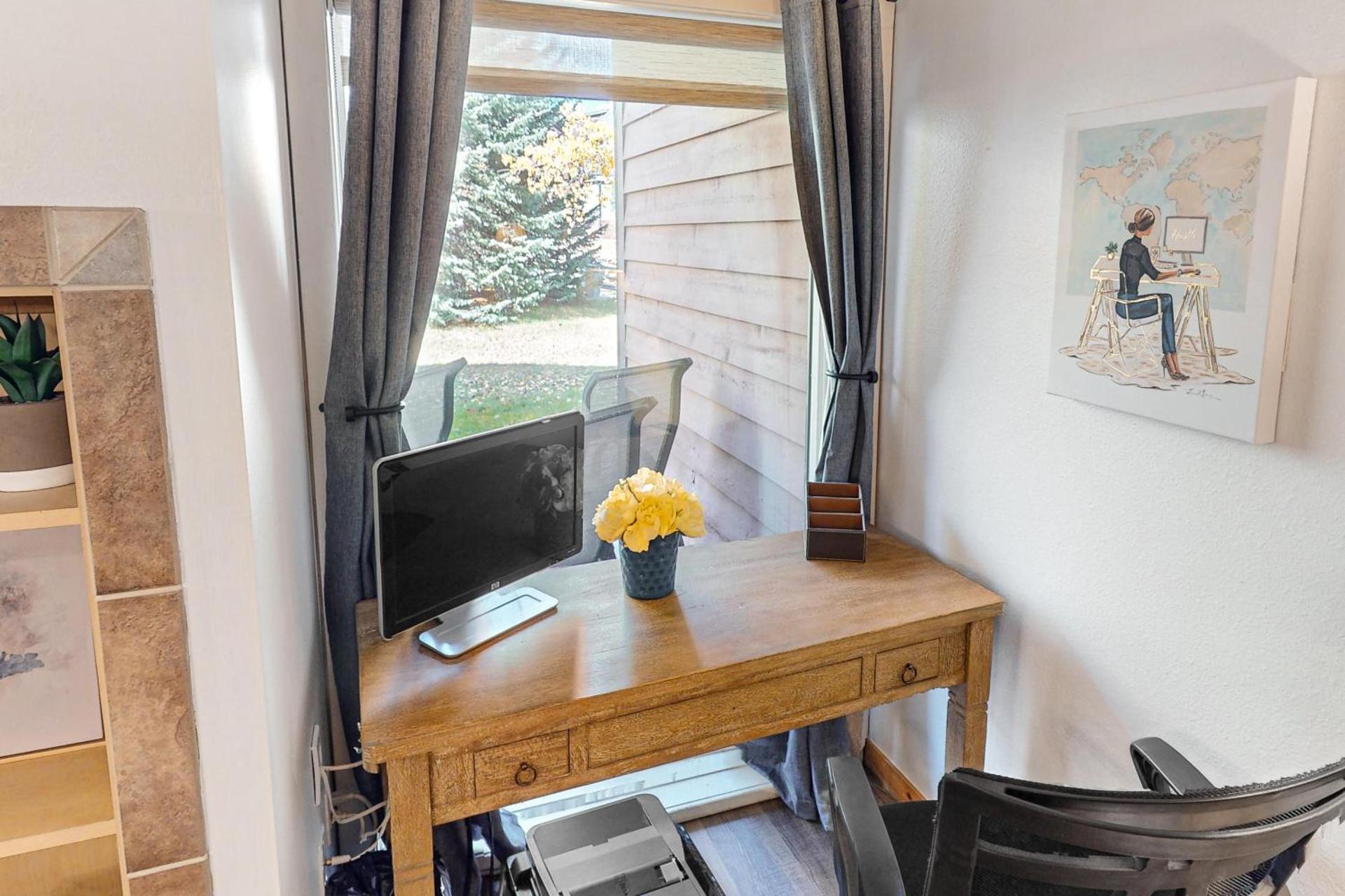 AJs Outpost - Ski-In Condo - Fireplace & Hot Tub