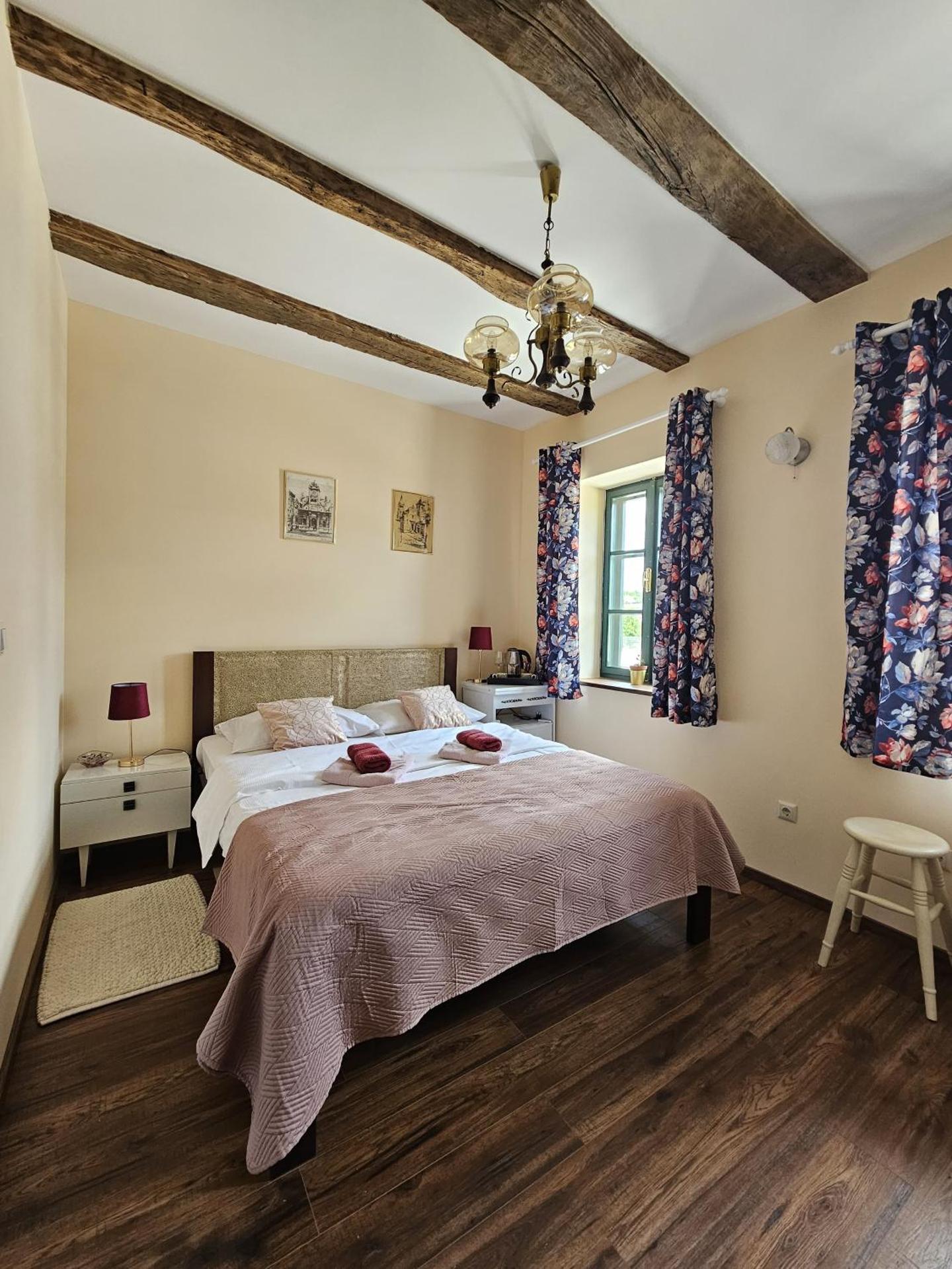 Taverna 1860 Rooms & Apartments