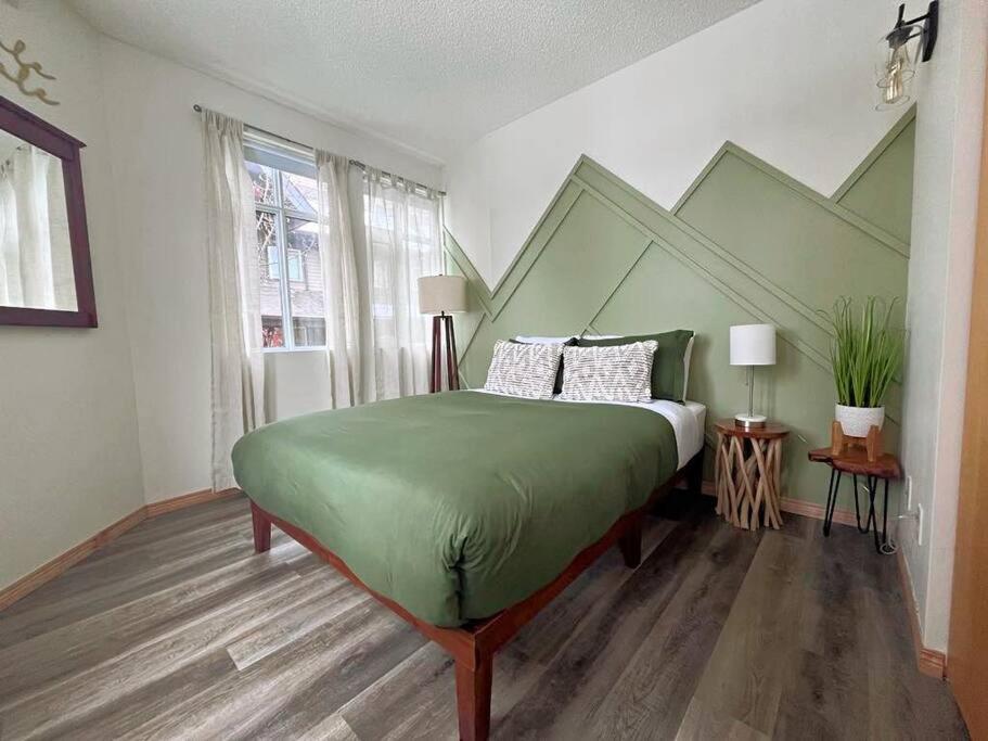 Three Peaks Getaway 2 bedrooms & 2 bath-sleeps 6