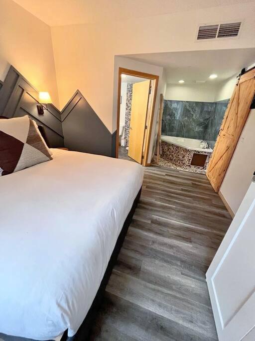 Three Peaks Getaway 2 bedrooms & 2 bath-sleeps 6