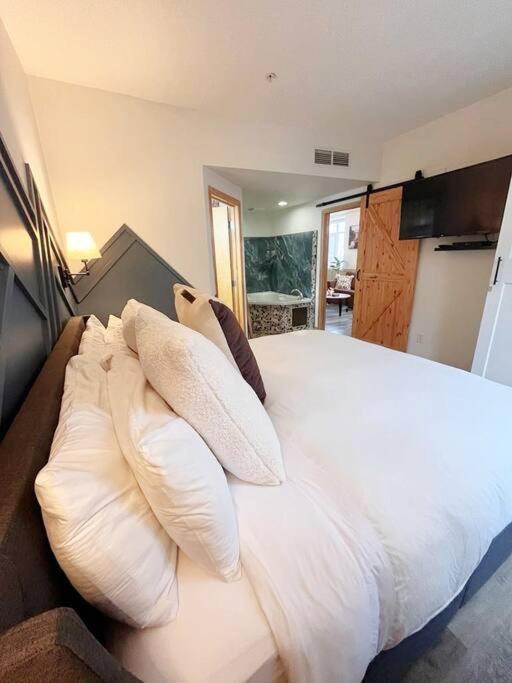 Three Peaks Getaway 2 bedrooms & 2 bath-sleeps 6